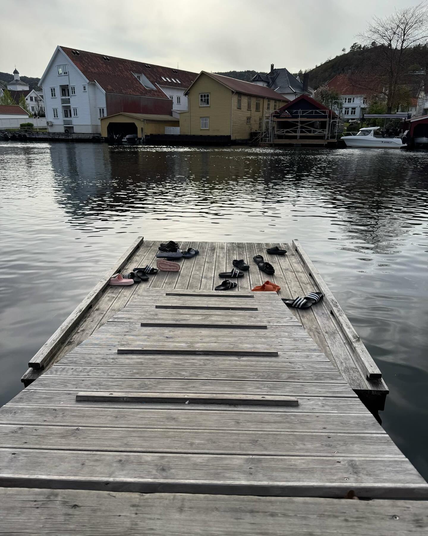 Endelig er vi i gang - fjorden har ventet på oss og vi har lengtet etter den.
Store og små fyller kajakkene og bybildet med treningsglede, latter og beinharde åretak.
Til inspirasjon og glede - som et varsel om at nå er sommeren like rundt hjørnet.
I månedsvis fremover vil klubben være fylt av barn, ungdommer og voksne - noen vil sette nye personlige rekorder, noen vil velte om og om igjen, men alltid prøve på nytt.
Noen vil vinne!
Foreldre vil kjøre følgebåter og båthengere.
Mange vil sove i gymsal.
Noen vil oppdage en ny pasjon.
Fordi - det er nå det smeller!
2025 - L E T S G O
#flekkefjordkajakklubb
#sesongåpning
#besteklubben