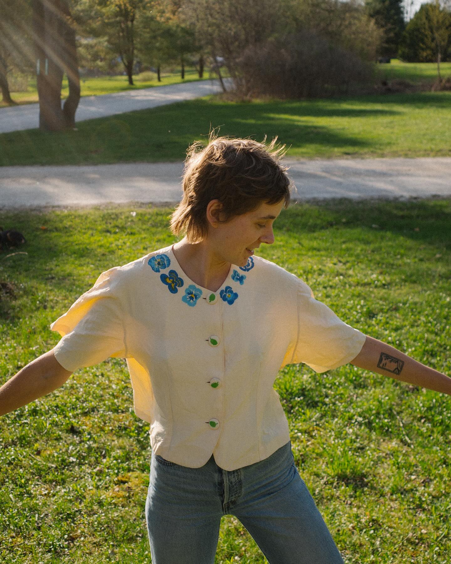 🌼✨RAFFLE ALERT!! 🌼✨
This is a vintage shirt featuring hand painted pansies and leaves by yours truly! The paint is colorfast and won’t come off in the wash. Measurements are 17.5” shoulder to shoulder, 16.5” chest, and 17” length. I’d say it fits like a small/medium!
All proceeds from the raffle will be donated to the @aclu_nationwide whose lawyers are working tirelessly to defend folks who are being unlawfully targeted for deportation.
🪶🪶🪶🪶🪶🪶🪶🪶🪶🪶
Here’s how to enter:
1) venmo $5 with a shirt emoji caption 👕! you can find my venmo at the link in my bio
2) share this post in your story or tag a friend in the comments for extra entries!
I’ll be randomly choosing a winner this Saturday!