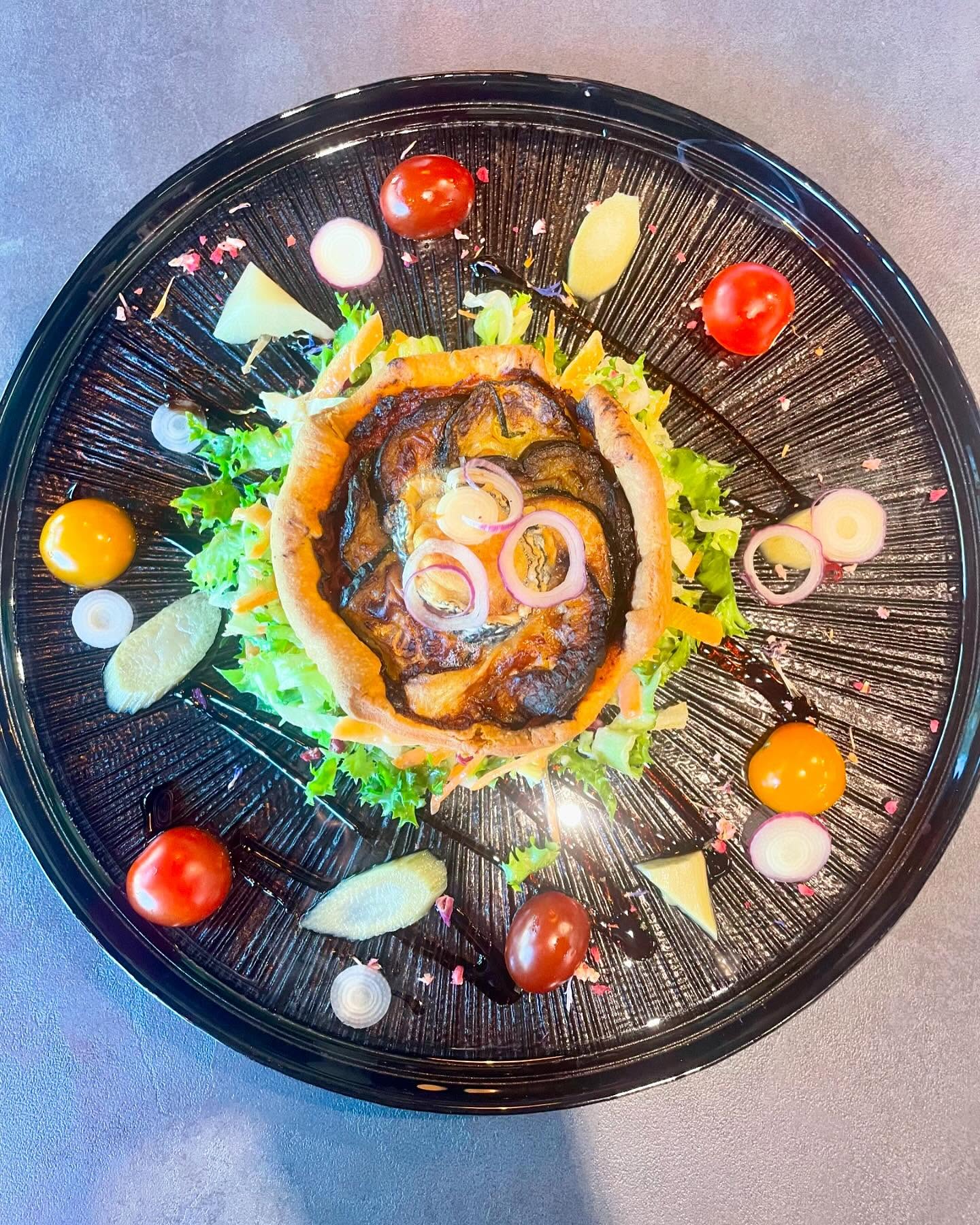 🌸🍽️ Nouveautés de printemps 🌷✨
Découvrez notre carte printanière pleine de délices ! Au programme :
🥧 Tarte provençale au chèvre gratinée
🥟 Raviolis aux artichauts
🍓 Tiramisu à la fraise
Entre autres, les nouveaux plats faits maison préparés avec amour par notre chef Grégory Norris ! Venez vous régaler et profiter des saveurs du printemps. Nous avons hâte de vous accueillir !
#printempsgourmand #cuisinemaison #délicesdelasaison #goodfood #tarte #asperges #bistrot9 #ecublens