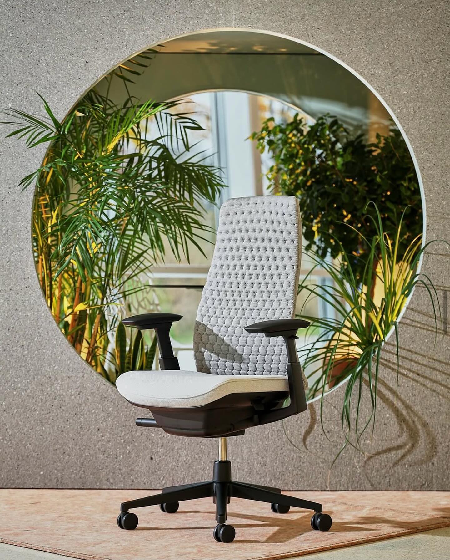 ♻️ Meet the highly sustainable Fern chair that utilizes @haworthinc innovative closed-loop manufacturing process-a first in the furniture industry. Less waste, more impact. Now that’s a full-circle moment.