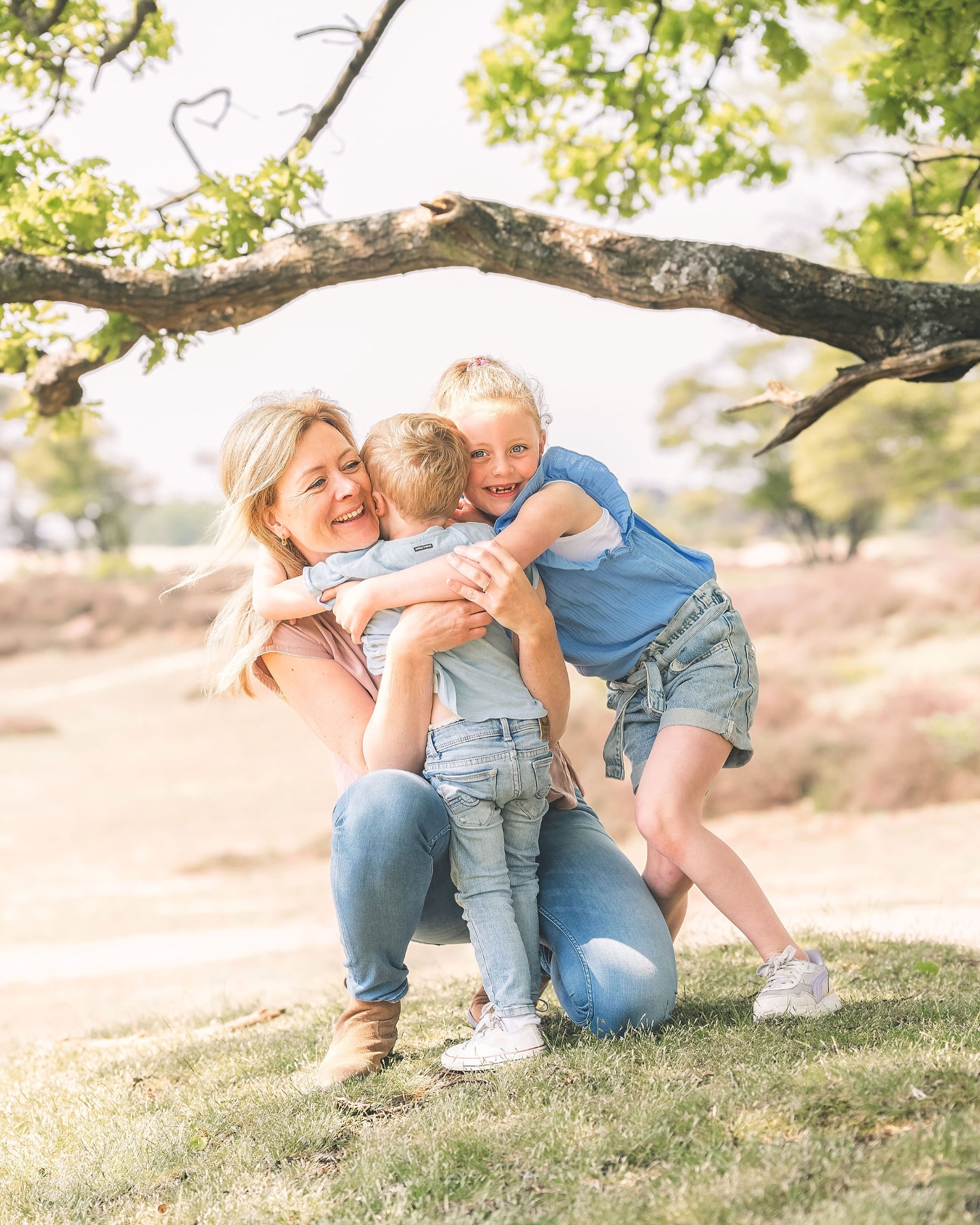 *minishoots* Het is bijna Moederdag! Heb jij nog geen cadeautje? Inschrijven kan nog!
Op zondag 11 mei en 15 juni organiseer ik weer de Moederdag en Vaderdag minishoots! Een leuke en toegankelijke fotoshoot van 30 min. op de hei tussen Laren en Hilversum. In een mooie online gallery ontvang je 15 prachtige foto’s, die je allemaal aan de muur zou willen hangen :) Kom met je partner, kind, zwangere buik, hond of kat en we maken er weer een feestje van! Kosten € 175,- incl. Btw. Inschrijven via bericht. Wees er snel bij, want er is een beperkt aantal plekken beschikbaar.
www.daniellebosschaart.com