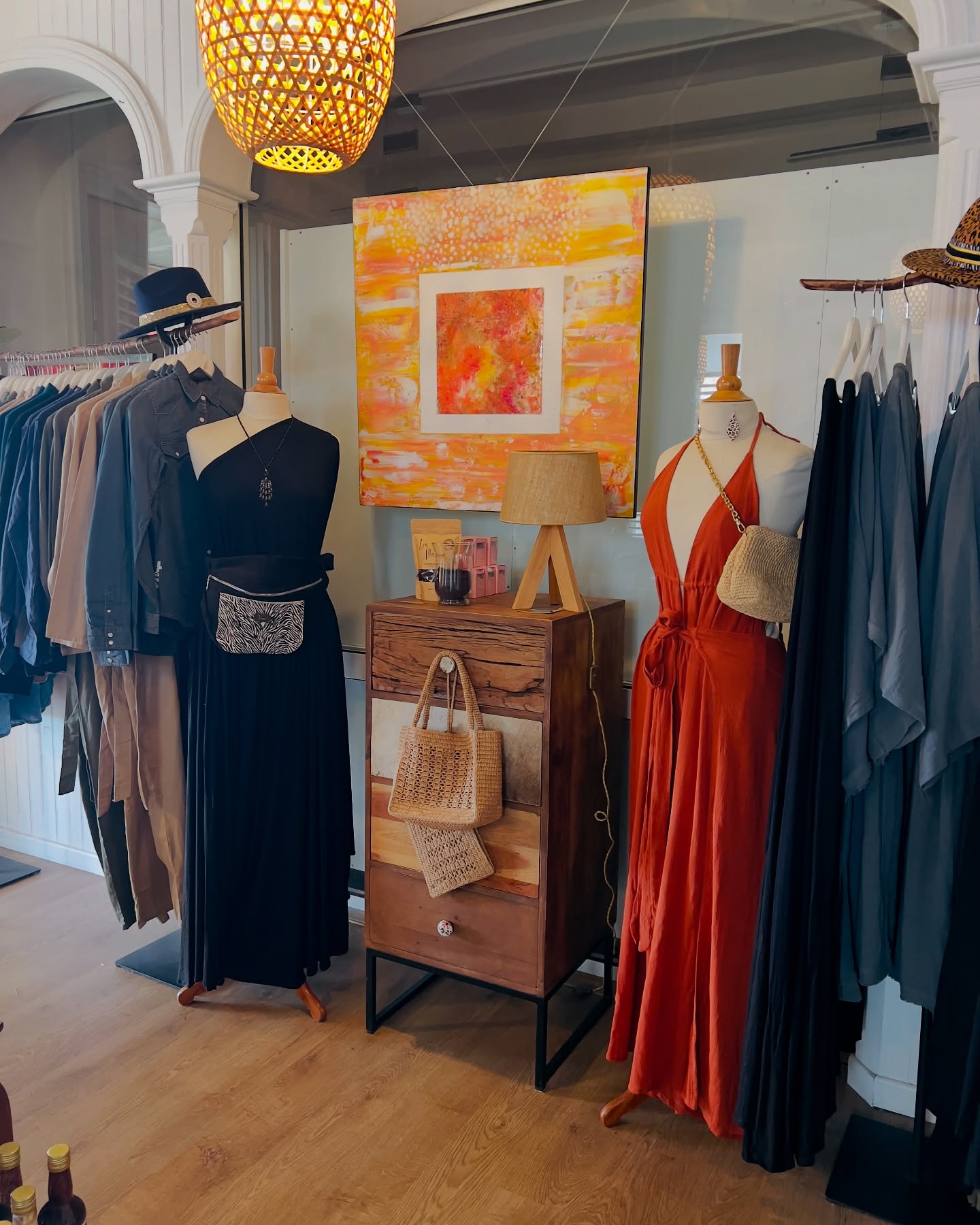 Expo vente permanente de tableaux choisis pour la boutique @nomade_mq_sainttropez située à Clairière, Fort de France, Martinique.
Merci à @vanille_elle_m pour son amitié et sa confiance ❤️
#veroniquedural #expositionmartinique #villedefortdefrance #peintureinspirée #artistecaribéen #peintureacrylique #martinique #peintureabstraite #peinturecontemporaine