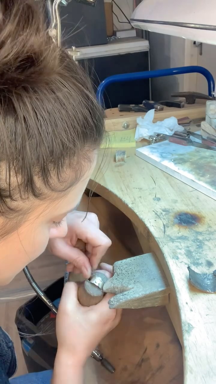 Nouvelle collection toute fraîche sortie de l’atelier cette semaine ✨ différentes pièces avec des pierres de cyanite bleue néon taille rose 🪼 avec différentes gravures où martelages 🤩 disponible dès cette semaine sur ma boutique en ligne. Les premières arrivées seront les premières servies 😜 Lien de la boutique en bio.
#bijouxcreateur #handmadejewelry #bijoux #faitmain #artisane #artisanat #argent925 #ring #loireatlantique #labaule #lapresquileguerandaise #pierresemiprecieuse #cyanite #pierrebleue