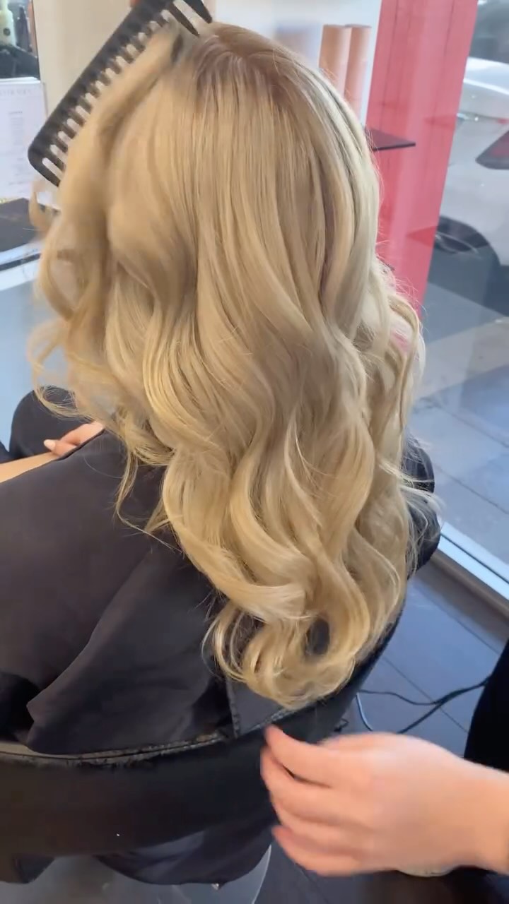 🙌 Our top 4 must-haves for long-lasting, bouncy curls:
Prep: Antigravity Spray by Kevin Murphy – weightless with heat protection + curl hold.
Set: Session Spray by Kevin Murphy – flexible, strong hold without the crunch.
Brush Out: GHD Carbon Wide Tooth Comb – anti-static and perfect for soft, defined curls.
Finish: Doo Over by Kevin Murphy – dry texturizing spray for soft volume that lasts all day.
Need help styling your hair at home? Send us a DM — we’d love to guide you with personalised tips 💖
#adelaidehairstylist #adelaideblondes #ghdadelaide #kevinmurphyadelaide #hairstyling #hairstylingtips #hairproductsthatwork