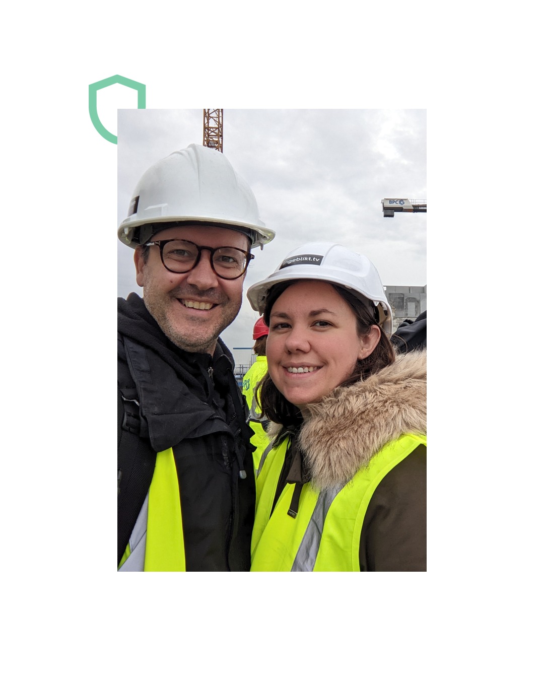 𝗩𝗲𝗶𝗹𝗶𝗴𝗵𝗲𝗶𝗱 𝗶𝘀 𝗲𝗲𝗻 𝗺𝗶𝗻𝗱𝘀𝗲𝘁
🌍 28 april - Internationale dag voor Veiligheid en Gezondheid op het werk
Vandaag staan we wereldwijd stil bij veiligheid en gezondheid op het werk. Technologie, waaronder ook AI, is razendsnel aan het evolueren, maar veiligheid blijft nog steeds een verantwoordelijkheid van ons als mens. Daarom is 𝗯𝗲𝘄𝘂𝘀𝘁𝘄𝗼𝗿𝗱𝗶𝗻𝗴 𝗲𝗻 𝘁𝗿𝗮𝗶𝗻𝗶𝗻𝗴 zo belangrijk, en daar helpen we jou graag bij!
👀 Benieuwd hoe het eraan toe gaat tijdens onze filmopnames?
We geven je graag een kijkje achter de schermen. 👆
🎬 Bij Ingeblikt geloven we in 𝗲𝗲𝗻 𝗯𝗹𝗶𝗷𝘃𝗲𝗻𝗱𝗲 𝗶𝗺𝗽𝗮𝗰𝘁 𝘃𝗶𝗮 𝘃𝗶𝗱𝗲𝗼. Met onze veiligheidsfilms op maat van jouw bedrijf kan je bezoekers en medewerkers veilig, efficiënt en duidelijk informeren. En via onze opleidingsapplicatie verloopt niet alleen de onboarding sneller, maar kan je de data ook op de voet volgen en zo jouw veiligheidscultuur verder optimaliseren.
We dragen graag bij aan de veiligheidscultuur binnen jouw bedrijf! 🤝
Benieuwd naar meer?
👉 www.veiligonthaal.be
#ingeblikt #veiligonthaal #safety #preventie #veiligheidsfilm