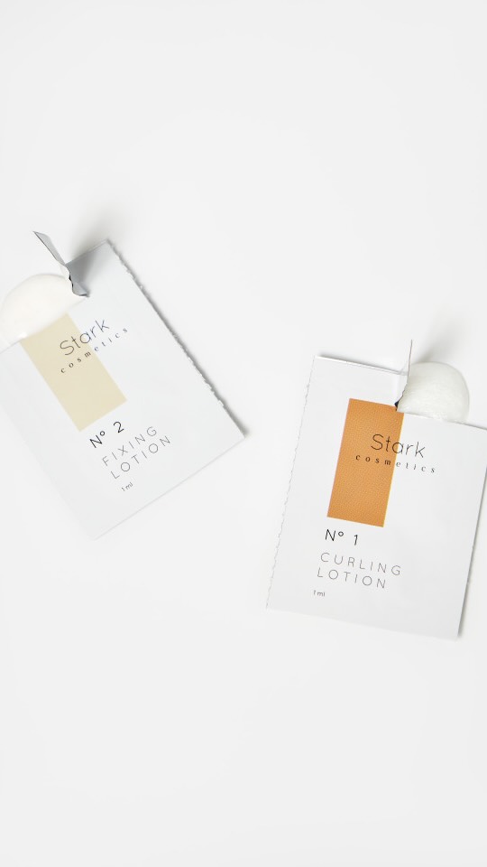 Schon mal mit schnellen Lotionen gearbeitet? ✨
Du kannst Lotion 2 direkt mit der Farbe mischen, das spart dir einen ganzen Arbeitsschritt und jede Menge Zeit! ⏱️
Kleiner Tipp: Wenn du eigentlich lieber mit Pumpspendern arbeitest, aber dein Studio mal ein paar Tage zu ist, z. B. im Urlaub, sind unsere Sachets die perfekte Alternative ✈️
Ich selbst bin eher Team Pump-Spender, aber bei mir liegen immer Sachets bereit, perfekt für Phasen mit weniger Kundschaft oder wenn ich mal in den Urlaub fahre. So muss keine neue Flasche angebrochen werden, die dann ungenutzt rumsteht.
#lashlifting #browlifting #lashlamination #perfectlashes #starkcosmetics #lashes #lashtools