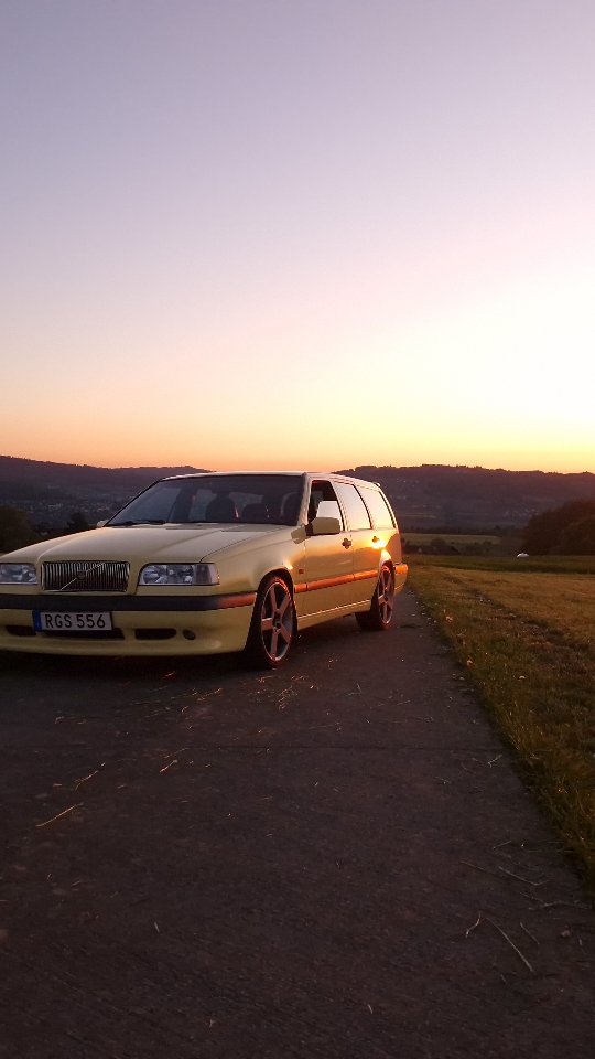 Hoher Besuch aus Schweden. Was für ein PS Monster🏎💨
Wir danken für das Vertrauen und die tollen Gespräche. 🇸🇪
Nach dem Austausch der Antriebswellenmanschette und einigen Service Arbeiten wünschen wir eine gute Heimreise nach Schweden. Wir freuen uns auf den nächsten Besuch. Hej då
#volvo #volvoclassic #volvo850 #swedishclassic #turbo #volvopower #volvoperformance #schweden