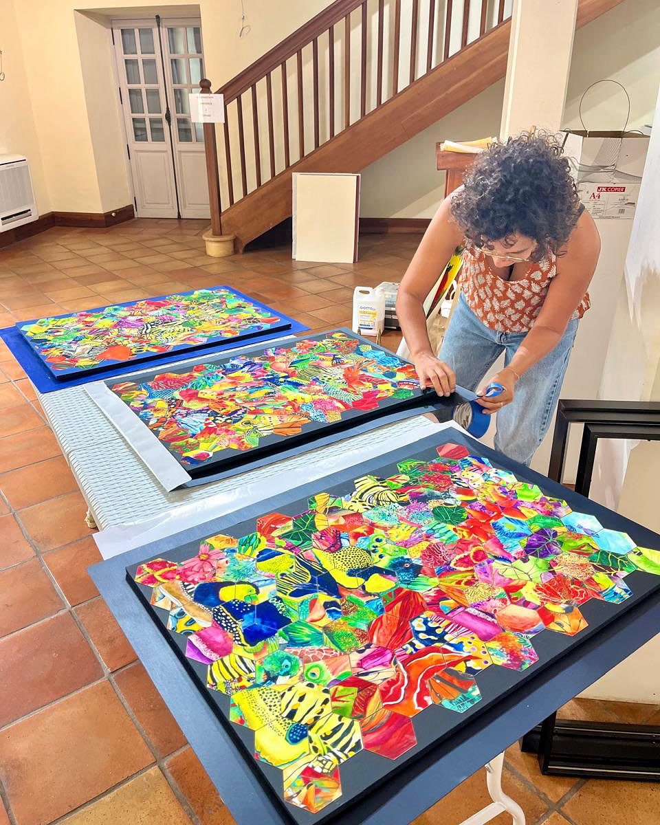 On est prêt pour le vernissage ce vendredi 2 mai a l’hôtel des postes (mairie de Saint-Leu) à 19h… au plaisir de vous voir demain ✨
Et en plus @olivier.kd_artist nous fait l’honneur de venir chanter quelques morceaux 🎉vivement demain !
Merci l’entourage pintade pour votre aide et merci especial à Cindy Caraguel pour les photos 😘