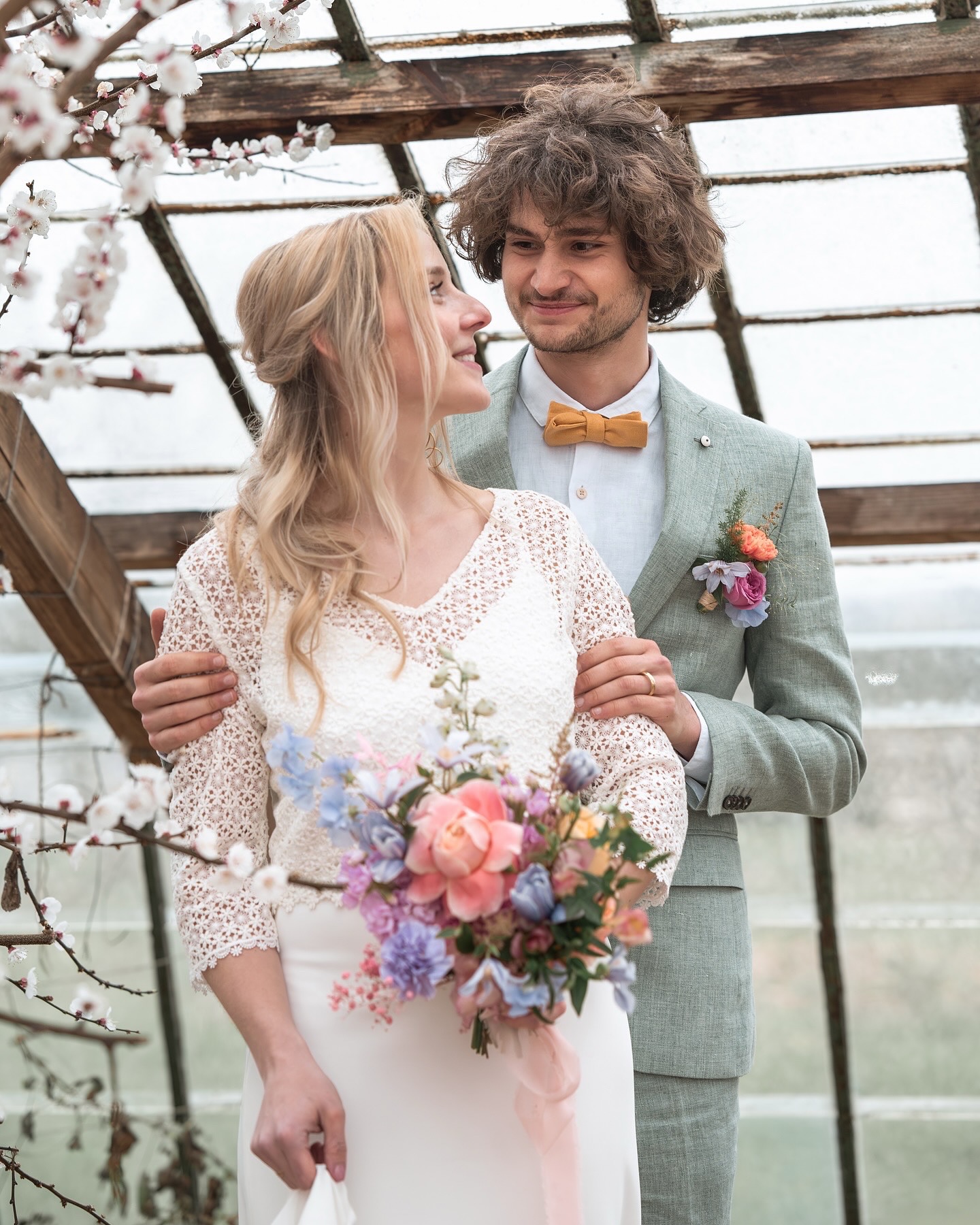 Ahhh deze temperaturen mannekes! Doet me terugdenken aan toen ik de eerste lentekriebeles voelde vorig jaar 🌸.
Foto @portretmariette
Locatie @ser.unieke_plek
Bloemetjes @atelier_fiorentina
Jurk @grietbosselaers
Kostuum @lostinpablos
Muah @studio_cara
Ringen @lasso_jewelry
Uit de portfolioworkshop met @nikkilucytellingstories