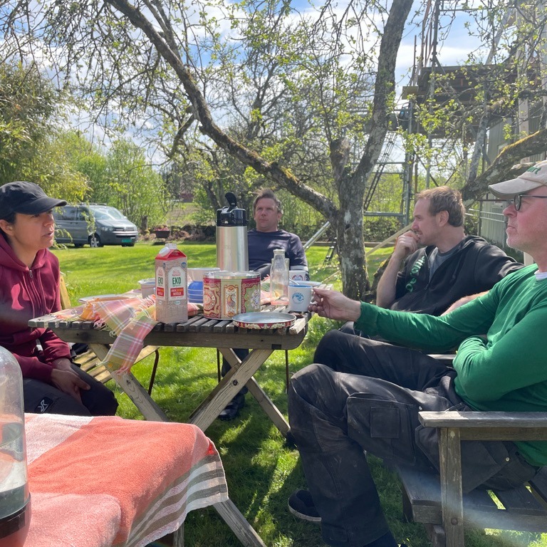 Idag har vi varit på arbetsdag hos Magnus och Maria på Knutstorp. Tömde ett tak på tegelpannor, gjorde i ordning grönsaksodlingen och kapade en hel del ved. Trevligt häng med gårdssamverkansgänget.