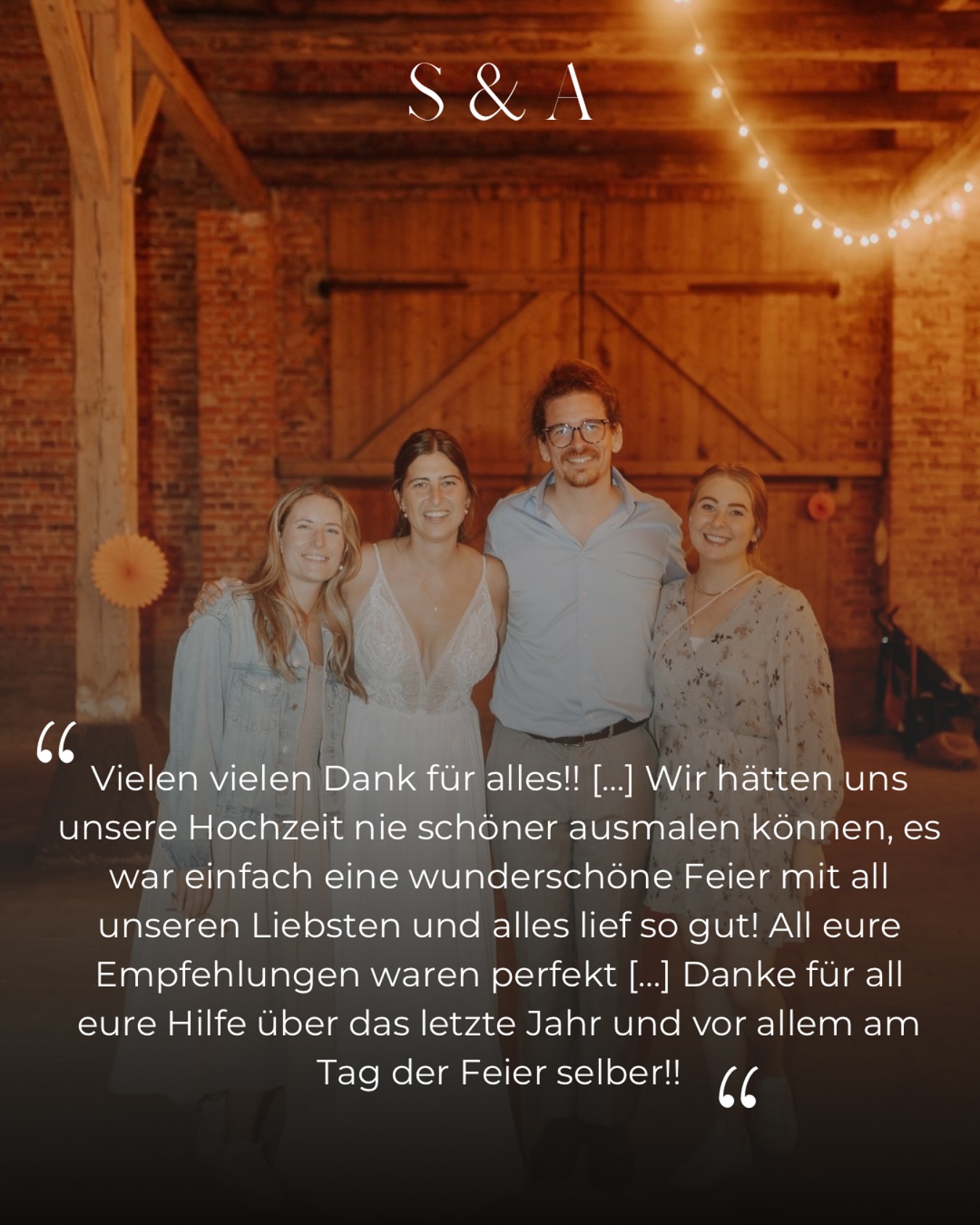 Ein Kundenfeedback vom letzten Jahr 🥹💛
Diese Hochzeit war wirklich etwas ganz Besonderes:
S & A leben in den USA, gefeiert wurde aber hier – auf dem wunderschönen Familienhof direkt an der Weser. Eine freie Trauung mit Blick aufs Wasser, die Feier in einer liebevoll dekorierten Scheune… das ideale Setting für eine stimmungsvolle Sommerhochzeit mit deutsch-amerikanischem Charme ✨
Die Planung lief über Calls, Nachrichten und ganz viel Austausch mit der Familie vor Ort – und trotz der Entfernung über verschiedene Zeitzonen hinweg hat alles wunderbar geklappt 🥰
Das Ziel: ein entspannter Tag, an dem sich zwei Familien aus zwei Kontinenten wie eine fühlen. 🤍
Auch wenn eure Hochzeitsplanung besondere Herausforderungen mit sich bringt – wir helfen euch dabei, dass am Ende alles genauso wird, wie ihr es euch wünscht. Meldet euch einfach per DM oder über das Kontaktformular auf unserer Webseite! ☺️