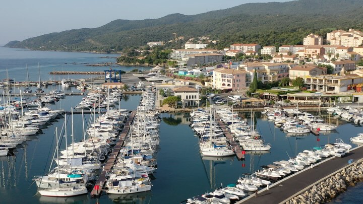 Port de Solenzara â Port n°1 sur Navily !
Quelle fiertĂ© ! Notre port vient dâĂȘtre classĂ© numĂ©ro 1 sur le site et application de navigation Navily, grĂące Ă vos avis, votre confiance et votre fidĂ©litĂ©.
Un immense merci à toutes celles et ceux qui ont fait escale chez nous, partagé leur expérience, et contribué à faire rayonner le port de Solenzara.
Ce classement nous confirme que Solenzara est une escale accueillante, agréable et nous motive plus que jamais à continuer dans cette voie : vous accueillir avec le sourire, veiller à votre confort, et faire de chaque passage un moment unique.
On est fiers⊠et on veut continuer comme ça !
Ă trĂšs bientĂŽt sur nos quais !