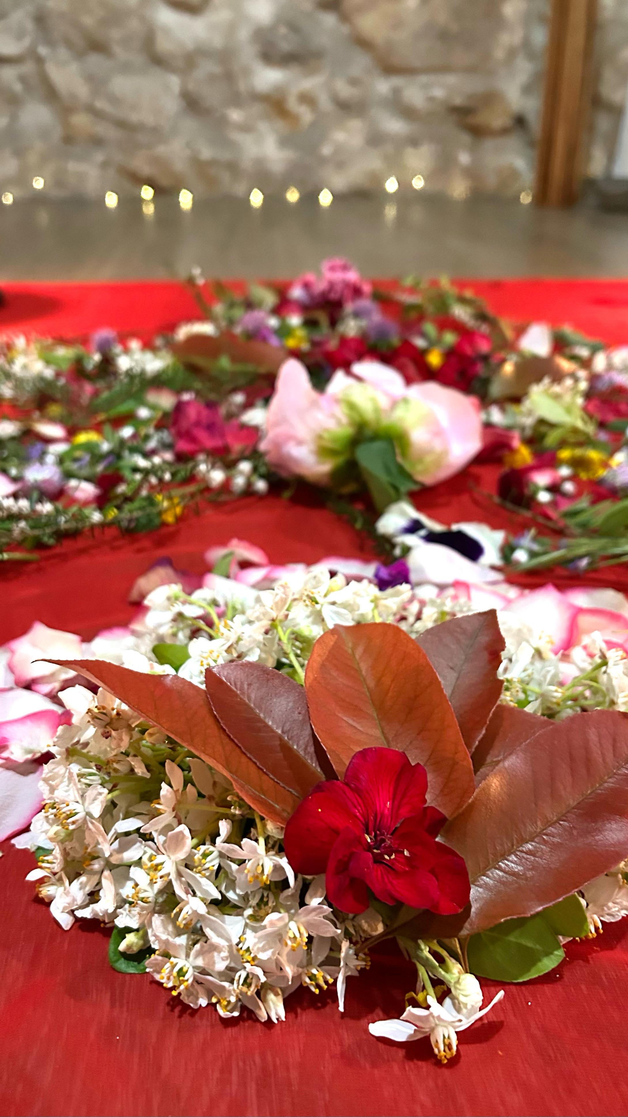 ABONDANCE 🌸
.
Merci à tout le collectif de chanteuses venu célébrer l’abondance à travers les chants, les fleurs et les sourires !
.
Après plusieurs séances de pratique, vous avez donné vie à L’Hymne à Lakshmi, avec ses 8 strophes, révélant toute la beauté et la richesse vibratoire de la langue sanskrite.
💫 Besoin de retrouver la joie ? De vous reconnecter à votre source profonde ? Où bien booster neuroplasticité de votre cerveau ? Rejoignez-nous chaque mercredi à 20h pour le Yoga du Son, au Sound Yoga, studio dédié au yoga et aux soins sonores.
.
Au plaisir de vous retrouver !
.
@soundyoga.fr
.
.
#yogaduson #akshayatritiya #om #mahalakshmi #abondance #source #energie #energy #abundance #soundyogacompiegne #chant #chanting #chantingmantras #mantras #mantralovers #mahalakshmiblessings🙏🏻 #mahalaksmyashtakam #joy #lightandjoy #joie #gratitude #flowerpower #mandala #fleurs