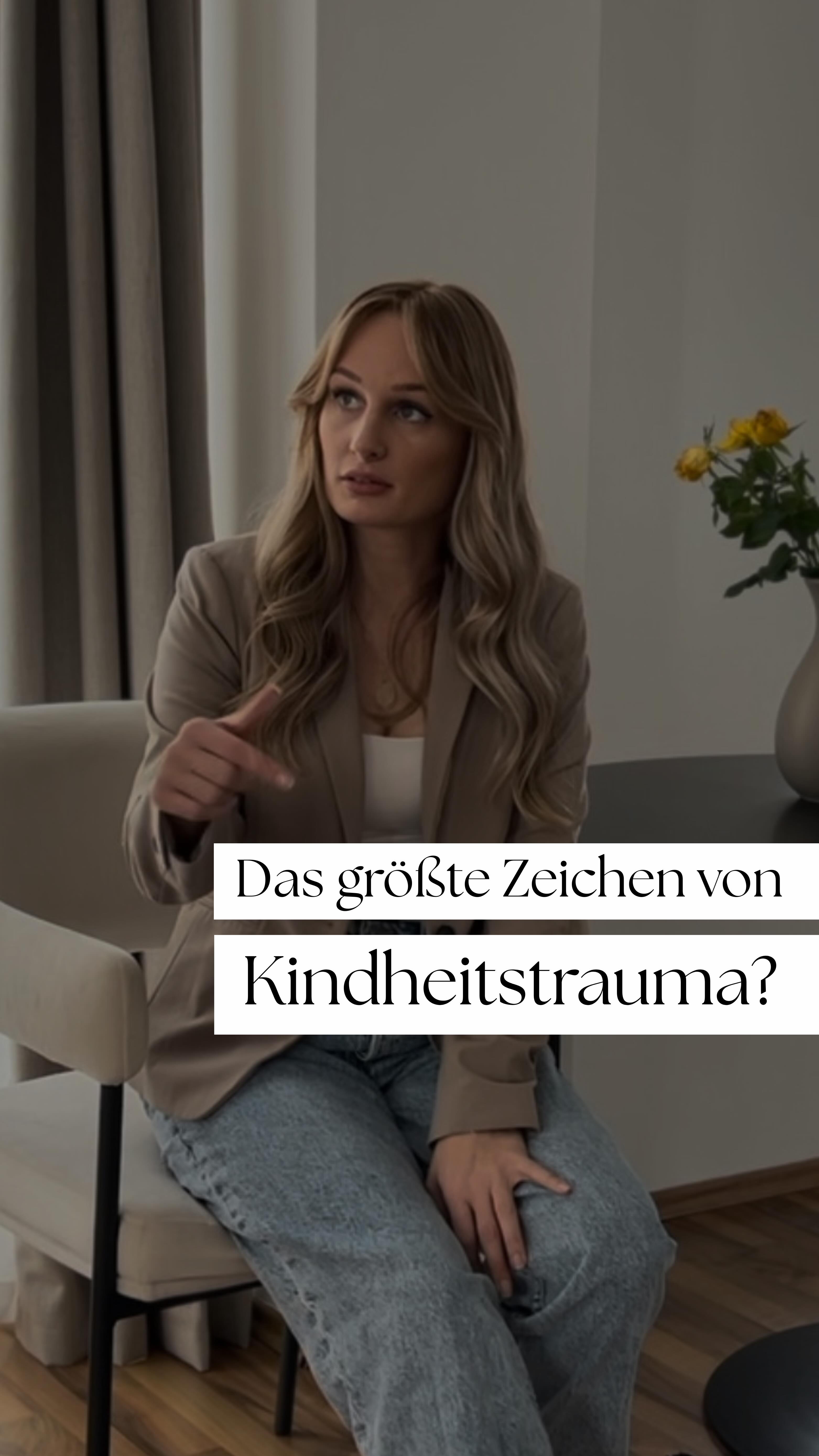 ❗️Das größte Zeichen von Kindheitstrauma ist nicht, dass du kaputt bist. Sondern, dass du gelernt hast, kaputtes Verhalten zu tolerieren.
Du rennst Menschen hinterher, die dich verletzen & hoffst, sie behandeln dich irgendwann besser.
Nicht, weil du dumm bist. Sondern weil du als Kind geglaubt hast, du müsstest nur lieb, brav und loyal genug sein, damit jemand bleibt.❤️🩹
Aber hier kommt die Wahrheit: Du schuldest niemandem deine Zerstörung!
My love du bist nicht zu sensibel und du hast auch kein Loyalitätsproblem - das is n Trauma-Loop, in dem du immer noch hängst.
Du darfst gehen. Ohne dich nochmal zu erklären. Ohne Schuld. Heilung bedeutet, dass du nicht mehr andere überzeugen musst, sondern dass du erkennst: Wer dich liebt, muss nicht erst überzeugt werden.♥️
An deiner Seite,
Sarah.🤍