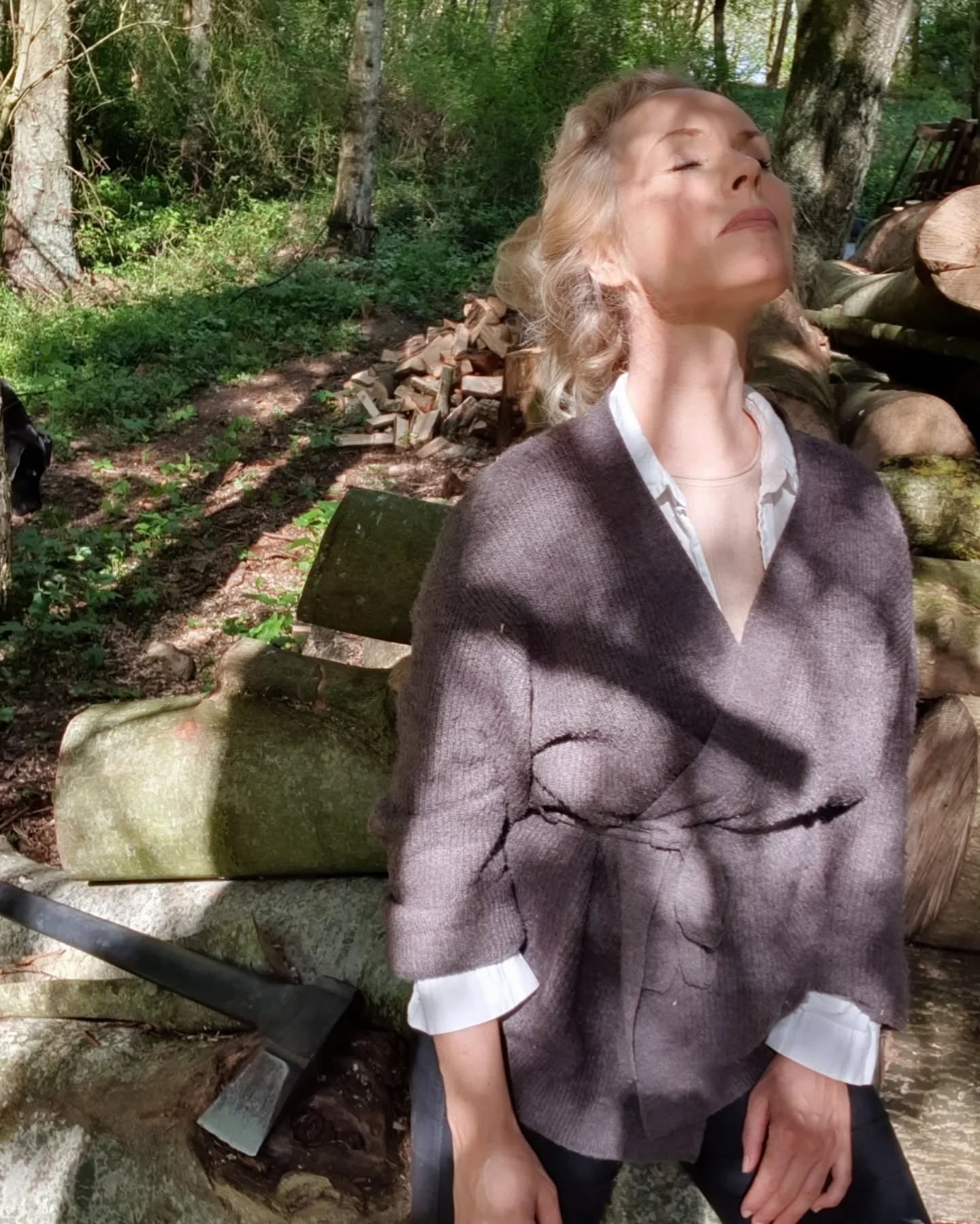 "𝙎𝙠𝙖𝙗 𝙚𝙩 𝙡𝙞𝙫, 𝙙𝙚𝙧 𝙣æ𝙧𝙚𝙧 𝙙𝙞𝙜." 🤍
Her lidt refleksioner, du kan lege med:
𝟭. 𝙃𝙫𝙖𝙙 𝙝𝙖𝙧 𝙟𝙚𝙜 𝙞𝙣𝙙𝙚𝙧𝙡𝙞𝙜𝙩 𝙗𝙧𝙪𝙜 𝙛𝙤𝙧 – 𝙛𝙮𝙨𝙞𝙨𝙠, 𝙢𝙚𝙣𝙩𝙖𝙡𝙩, 𝙛ø𝙡𝙚𝙡𝙨𝙚𝙨𝙢æ𝙨𝙨𝙞𝙜𝙩 𝙤𝙜 𝙨𝙥𝙞𝙧𝙞𝙩𝙪𝙚𝙡𝙩?
Tænk: Hvad har jeg brug for for at trives – ikke blot for at overleve?
𝟮. 𝙃𝙫𝙖𝙙 𝙞 𝙢𝙞𝙩 𝙡𝙞𝙫 𝙛ø𝙡𝙚𝙨 æ𝙜𝙩𝙚 𝙤𝙜 𝙢𝙚𝙣𝙞𝙣𝙜𝙨𝙛𝙪𝙡𝙙𝙩 𝙛𝙤𝙧 𝙢𝙞𝙜?
Tænk: Hvad skal jeg skære fra, for at det kan lykkes?
𝟯. 𝙃𝙫𝙤𝙧 𝙜å𝙧 𝙟𝙚𝙜 𝙥å 𝙠𝙤𝙢𝙥𝙧𝙤𝙢𝙞𝙨? 𝙃𝙫𝙤𝙧 𝙨𝙩𝙤𝙥𝙥𝙚𝙧 𝙟𝙚𝙜 𝙢𝙞𝙜 𝙨𝙚𝙡𝙫? 𝙃𝙫𝙤𝙧 𝙩𝙫𝙞𝙫𝙡𝙚𝙧 𝙟𝙚𝙜?
Tænk: Hvor lever jeg IKKE i overensstemmelse med mine værdier?🌱
𝙃𝙫𝙖𝙙 𝙠𝙖𝙣 𝙟𝙚𝙜 𝙜ø𝙧𝙚 𝙢𝙚𝙧𝙚 𝙚𝙡𝙡𝙚𝙧 𝙢𝙞𝙣𝙙𝙧𝙚 𝙖𝙛 𝙛𝙤𝙧 𝙖𝙩 𝙡𝙚𝙫𝙚 𝙚𝙩 𝙡𝙞𝙫, 𝙙𝙚𝙧 𝙣æ𝙧𝙚𝙧 𝙢𝙞𝙜?
Gem post, og brug til din journal🖋