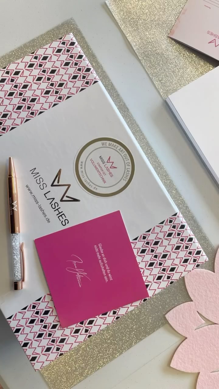 Als Lash Stylistin liebe ich es Schulungen zu geben, weil ich meine Leidenschaft für professionelle, präzise und schöne Wimpern mit anderen teilen kann. Es erfüllt mich, mein Wissen weiterzugeben, andere zu inspirieren und zu sehen, wie meine Schülerinnen wachsen, selbstbewusster werden und eigene Erfolge feiern. Jede Schulung ist für mich eine Chance, nicht nur Technik und hart erarbeitetes Wissen zu vermitteln, sondern auch Motivation und Mut – für einen erfolgreichen Start in die Beauty-Branche.
Bist du dir unsicher ob das was für dich wäre, dann melde dich zum unverbindlichen Schnuppertag an und wir finden es gemeinsam raus.
#lashartist2025