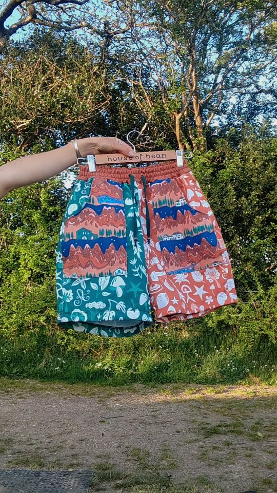 well! I almost forgot how to use a sewing machine after almost 4 months of not exactly achieving a lot work wise. but I found where the pedal was and got back to it.
hopefully this is the first of many many pieces created with my pigment printed organic cotton drill 💚 the waistband is 100% organic hemp
these I've made for me as a test run, and next time the legs will be slightly wider but I'm so happy with them! was worried all the prints together would be too mad but I think they're a good kinda mad
all of these fabrics were designed in Andalucía a couple months back, and it's so nice to see them in the flesh and in actual clothing
if you fancy a pair drop me a message! they'll be on the website soon 🙏
www.houseofbeanco.com
#illustration #botanical #hempclothing #sustainableclothing #handmade #madetoorder #smallbusiness #pigmentprinting #ukmade #andalucia #designedinspain #mountains #organic cotton