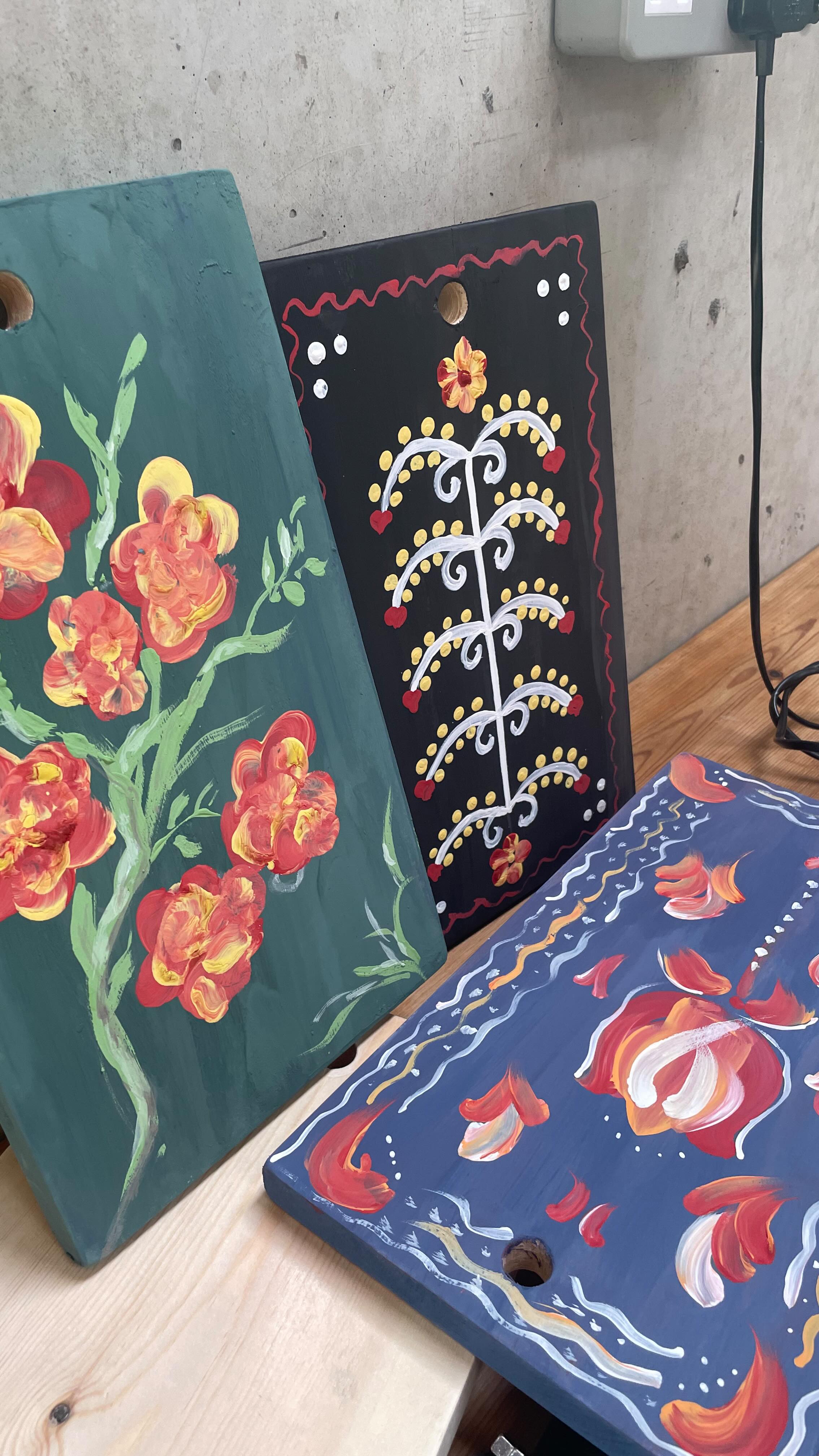 Why an amazing Sunday we had last week with our first ever Folk Painting and Supper workshop!
🌸🖌️🎨👩🎨🌸
Gosia from @studiososenka was an amazing teacher to all of our wonderful painters and Judith cooked up a delicious supper for after on the fire (did I forget to take pics of that because I was eating? Yes, yes I did! But most importantly everyone left with full stomachs, lots of new brushwork techniques and a gorgeous piece of art to hang on the wall 😍