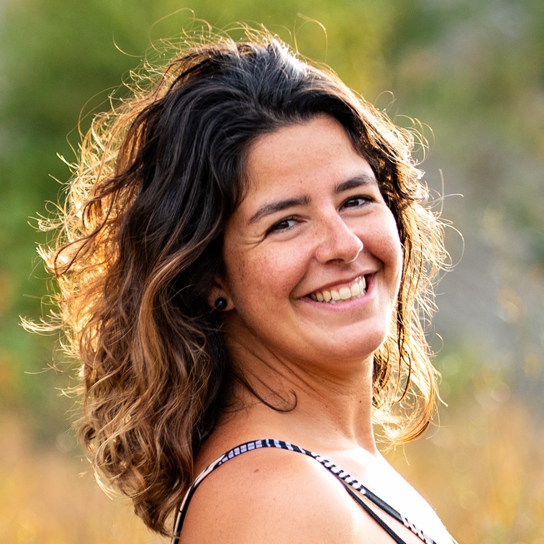 Mein Name ist Vera – und in mir schlägt eine vielseitige, erfahrene Seele. Ich liebe es, mich mit anderen auszutauschen, ihr Potenzial zu erkennen, von ihnen zu lernen und sie auf ihrem Weg zu begleiten. Ob in tiefgehenden Gesprächen, vor der Kamera, auf der Tanzfläche oder in der belebenden Natur – überall dort finde ich meinen Flow. Die Vielfalt des Lebens fasziniert mich: die Menschen mit ihren einzigartigen Geschichten, die kulturellen Facetten dieser Welt und die uns verbindenden Synergien, die uns dennoch zu einzigartigen Individuen machen.
Nicht jeder Weg ist leicht, doch er muss nicht immer steinig sein. Manche Pfade sind voller Freude, andere hinterlassen Spuren – Narben, die schmerzen, aber auch Orientierung bieten. Sie lehren uns, bewusster zu gehen, mutiger zu wachsen und achtsame Entscheidungen zu treffen. Am Ende liegt es an uns: Lassen wir uns von Angst zurückhalten, oder wagen wir den nächsten Schritt?
Schön, dass du meine Worte liest – ich freue mich darauf, deine Geschichte zu hören
Raum, Zeit und den Mut
Meine Kindheit und Jugend waren von Veränderungen, Verlusten und der Suche nach meiner Identität geprägt. Mit 26 Jahren begann ich, die tieferen Botschaften hinter den Ereignissen in meinem Leben zu erkennen – und meine bewusste Entdeckungsreise nahm ihren Anfang.
Mit der Zeit fanden Klarheit und Zufriedenheit ihren Platz in meinem Leben. Ich lernte, wie wertvoll und begrenzt meine Zeit ist – zu kostbar, um sie ungenutzt zu lassen. Es lohnt sich, hinzuschauen, zuzuhören und deiner inneren Stimme Raum, Zeit und Mut zu geben. Du wirst staunen, wozu du bereit bist, wenn du dich auf den Weg machst.
Mehr über meinen beruflichen Werdegang, mein Warum und meine Vision erfährst du hier: https://www.verapungitore.com/about
#ich #übermich #meinegeschichte