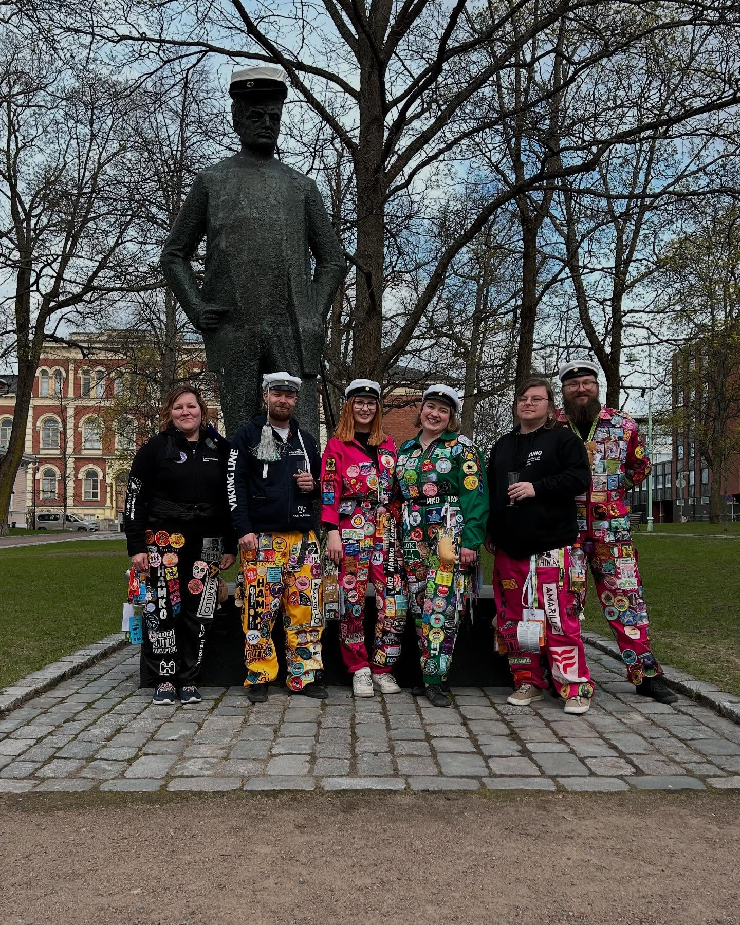 FI/EN
HÄTÄ ry osallistui eilen Sibeliuksen lakitukseen.
Hyvää vappua vielä kaikille!🥳🎈
***
Yesterday, HÄTÄ ry participated for the capping event at the Jean Sibelius statue.
Happy May Day for all of you!🥳🎈