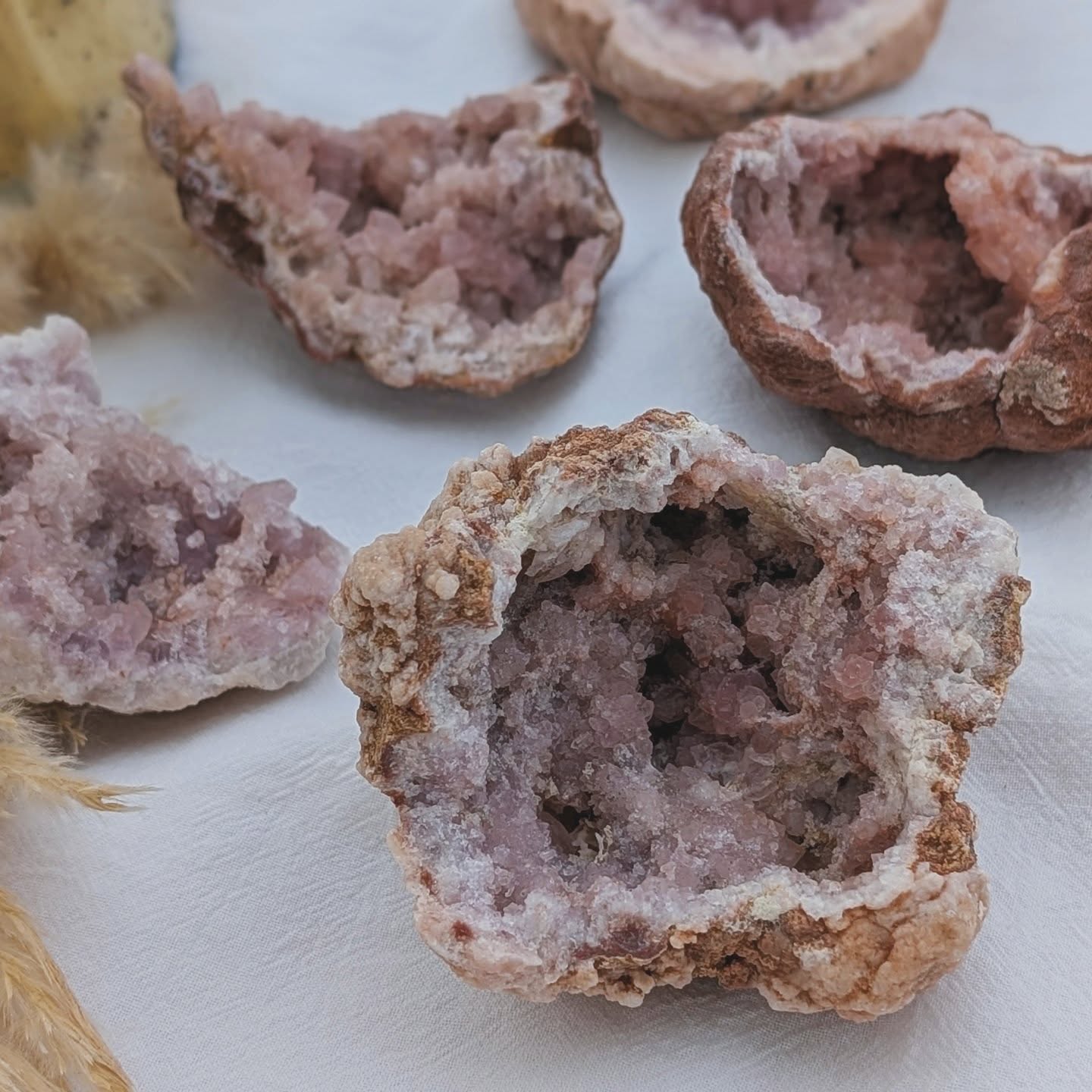 Ametista Rosa ✨🌸
🕵️Não é uma ametista nem um quartzo rosa se analisarmos fisica e quimicamente é um quartzo com inclusões de hematite em calcite originária da Patagonia na Argentina com algumas ocorrências noutras partes do mundo, contudo é RARA
✨ A sua energia é intensa mas muito tranquilizante. Tem a capacidade de aceitarmos as nossas emoções e de permitir-nos libertar da autoculpa e padrões de pensamento enraizados
💞 Promove a autocura de traumas e medos emocionais e prepara o nosso coração para receber o amor
🌀 Quebra ciclos repetitivos e ajuda a ultrapassar bloqueios que nos impedem de seguir em frente
🏠 Trás uma harmonia e um ambiente acolhedor a qualquer espaço, sendo especialmente indicada para o quarto
💜 Permite o não julgamento de nós próprios e do outro
👶 Em bebés e crianças permite criar vínculos seguros
Alinha-se com a frase "eu permito-me ser e amar...com merecimento e sem culpa"
São todas absolutamente lindas. Escolhe a tua ✨ na tua loja favorita www.jami.pt
#AmetistaRosa #Ametista #CristaisNaturais #PedrasNaturais #Cristais #Minerais #EnergiaPositiva #EquilibrioEmocional #AmorProprio #CristaisDeCura #Espiritualidade #PedrasDeCura #CristaisRaros #CristalRosa #MineraisNaturais #BoasEnergias #CristalTerapia #HealingCrystals #CrystalHealing #CrystalVibes #CrystalLovers #PinkAmethyst #AmethystLove #Gemstones #crystal #EnergiaBoa #LojaDeCristais #crystallovers
#rose