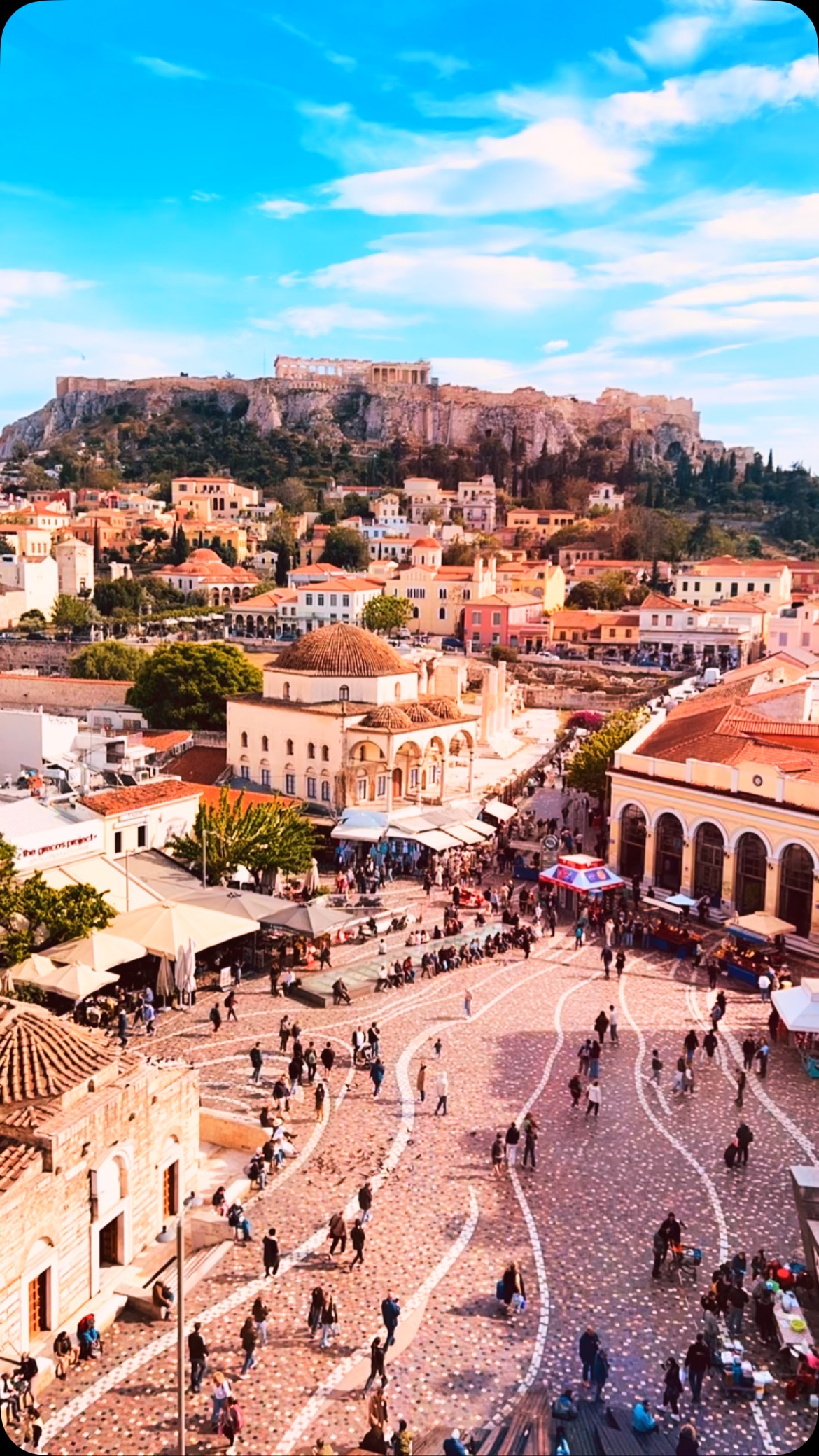 I ❤️Athens ! J’aime tout d’Athènes : son énergie, sa créativité, ses hôtels, rooftops, restaurants, musées, taxis, monuments, marchés, la liste est longue. Chaque fois je marche du matin au soir pour découvrir, rencontrer, tester avant vous pour vous! 😉#athens #acropole #moukimouathens #pharaohathens #moncoinstudiomonastiraki #antherrestaurant #zampanoathens #niarchosfoundationculturalcenter #athensbynight