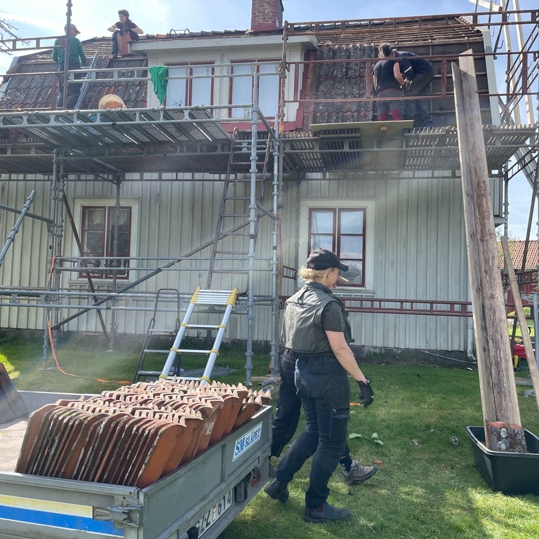 Idag har vi varit på arbetsdag hos Magnus och Maria på Knutstorp. Tömde ett tak på tegelpannor, gjorde i ordning grönsaksodlingen och kapade en hel del ved. Trevligt häng med gårdssamverkansgänget.