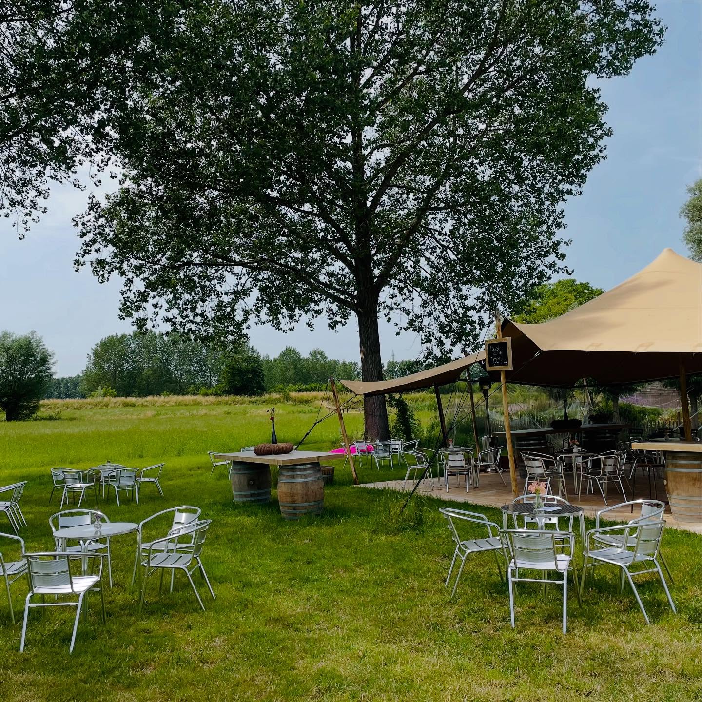 We zijn terug! Voor het 4de jaar op rij openen we onze gezellige zomerbar Fleurs Arrosรฉes.
Vanaf 3 mei verwelkomen we jullie opnieuw elke zaterdag en zondag voor een verfrissend drankje, heerlijke ijsjes en vooralโฆ een zalige omgeving!
Voor de kleinsten zijn er leuke spelletjes voorzien.
Ideaal dus voor fietsers, mensen die een dagje varen op de Durme of iedereen die gewoon wil genieten van de rust en sfeer.
Tot zaterdag!