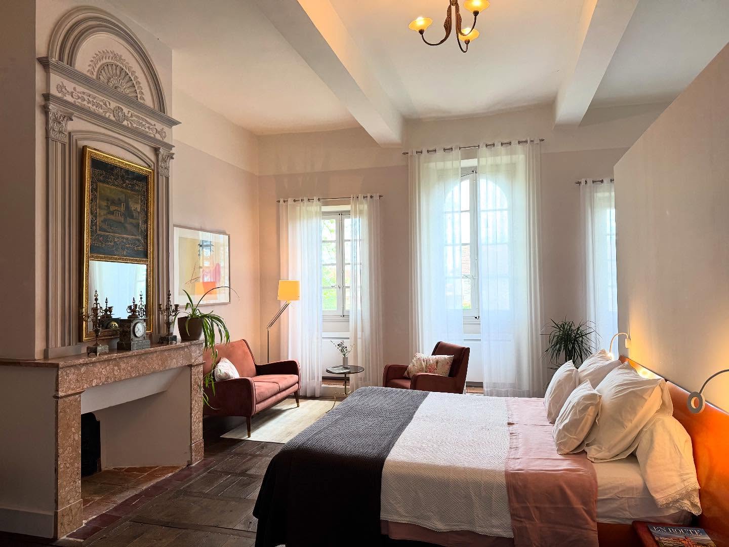 La Grande 💕
Welkom in de grootste kamer in het hart van het huis. 38m2 met king size bed, drie vensters met uitzicht op de tuin, een riante badkamer, kunst aan de muur en om het helemaal compleet te maken een comfortabele zithoek. Ja, La Grande heeft een mooie metamorfose ondergaan en is helemaal klaar voor het nieuwe seizoen. Hier wil je tijdens je vakantie toch best verblijven…
—————————
La Grande 💕
Bienvenue dans la plus grande chambre au cœur de la maison. 38m2 avec lit king size, trois fenêtres donnant sur le jardin, une salle de bain spacieuse, de l’art mural, et pour compléter le tout un coin salon confortable. Oui, La Grande a subi une belle métamorphose et est prête pour la nouvelle saison. C’est une Bonne chambre pour séjourner pendant vos vacances, n’est-ce pas ?
#chambresdhôtes #bedandbreakfasts #tourismeoccitannie #vacancesderêve #weekendenamoureux #tarntourisme #boutiquehotel #frankrijklovers #slowlife #hiddengems #ohlechateau #maisondhôtes #beautifulrooms #lalistehotels #toulousemagazine