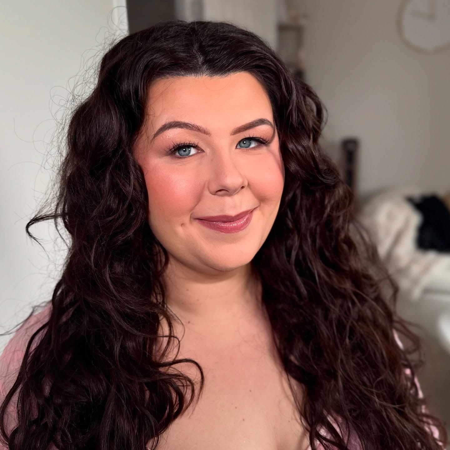 VIENNA🩷 It’s always so lovely seeing my previous bridal beauties again for some precious mile stones in life! What a fab catch up we had whilst glamming Vienna for her maternity shoot for baby girl🎀
Swipe to see Vienna as my beautiful glowing bride and now mummy to be 🩷🩷 Of course we opted for pink blushy tones which was not too dis similar to Viennas bridal makeup!!
My job is so much more than just makeup!! I consider so many of my lovely brides and clients as friends because whenever I get to see you all again our catch ups are so much fun!! 🥰🥰