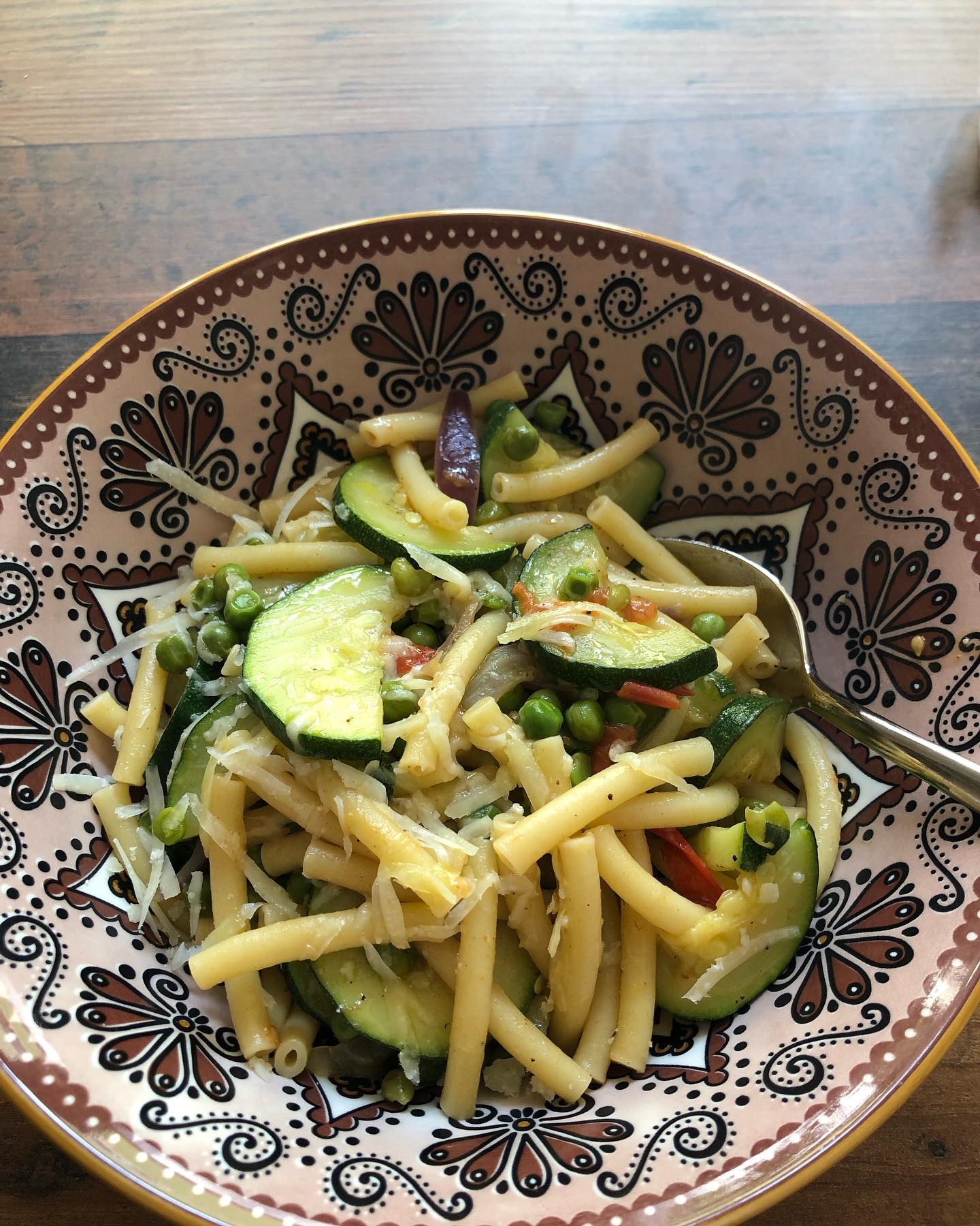 Nach einer Beratungsstunde darf ich gerade lernen, mich selbst dafür wertzuschätzen und zu würdigen, was ich jeden Tag gebe und leiste. Zu meinem Hintergrund: Ich bin frische Mutter seit sechs Monaten und gerade in Elternzeit, mein Partner ist voll berufstätig und ich baue von neuem meine Selbständigkeit als Coach auf. In den letzten Wochen suchte ich zunehmend nach Wertschätzung und Würdigung meiner neuen Arbeit als Mutter im Außen und wurde immer unzufriedener und unglücklicher, weil ich sie nicht ausreichend bekam. Eine Beratungsstunde eröffnete mir einen Perspektivwechsel, der sich für mich deutlich besser und kräftiger anfühlt. Ich darf anfangen, mich selbst für die tägliche Care Arbeit wertzuschätzen und zu würdigen, dass ich ein Familienunternehmen führe. Und das erst seit kurzem. Und ich darf lernen, dass jeder Tag anders ist: manchmal schaffe ich es, ein Mittagessen zu kochen (sieht Foto :)) und manchmal reicht es doch nur für ein Panini beim Italiener um die Ecke. Manchmal schlafe ich um 20 Uhr bei der Einschlafbegleitung neben meiner Tochter ein und manchmal stehe ich wieder auf, esse Schoki und lese noch ein paar Zeilen in einem Buch. Daher meine Tageslosung an euch: fangt an, euch selbst dafür wertzuschätzen und zu würdigen, was ihr jeden Tag schafft und leistet. Es ist die kräftigere Version als die, die vielleicht!! irgendwann unverhofft von außen kommt. #selbstwertschätzung #selbstachtung