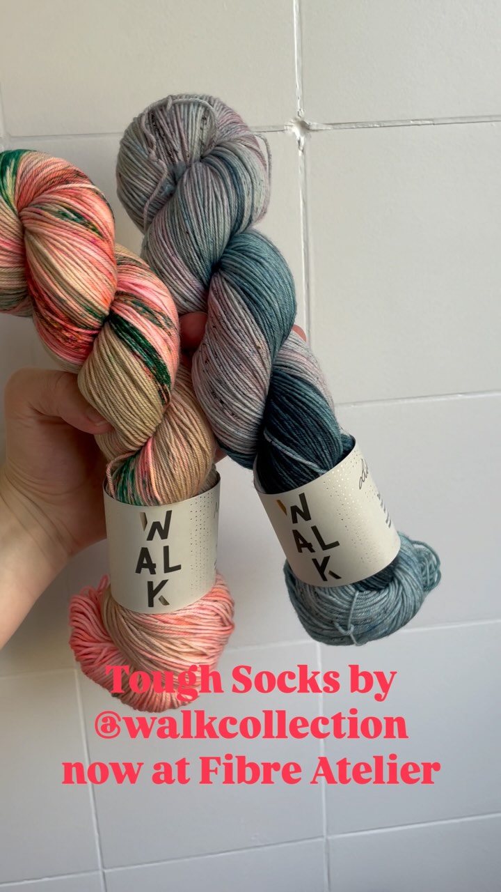 WALK COLLECTION- ist eingetroffen.
Und somit jetzt auch in der Schweiz erhältlich.
Es gibt zwei Qualitäten in jeweils fünf Farben. Die Tough Socks ist perfekt für natürlich Socken, aber auch Accessoires oder Kleidungsstücke die ein wenig Robuster sein dürfen. Wie wäre es zum Beispiel mit einer Shorts oder einem Jupe?
Vielen Dank an @walkcollection das ich euch ins Sortiment aufnehmen durfte🧶😍
#fibreatelier #walkcollection #walkcollectiontoughsock #knitting #crochet