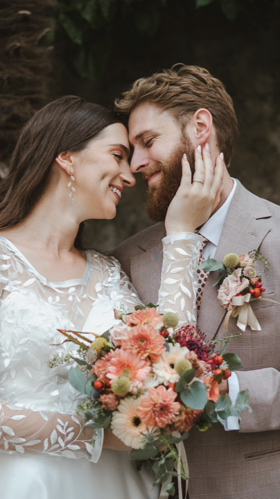 Kako kao reel ne podijelit ovo prekrasno vjenčanje 🥰 Em oni dragi, em vjenčanje u posebno lijepoj crkvi, em tradicionalni ples na trgu u starom gradu, a tek vrbničke nošnje... Ništa više nije se dalo poželjeti za lanjsko zatvaranje sezone💖
.
.
.
#weddingvideo
#weddingreels
#weddingfilm
#wedding
#vjencanje
#vrbnik
#krk
#imagoamorisweddings