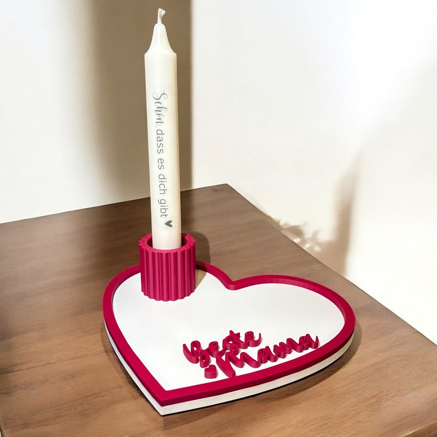 Für die beste Mama der Welt
Unser liebevoll gestalteter Kerzenständer mit herzförmigem Tablett ist das perfekte Geschenk zum Muttertag, Geburtstag oder einfach nur so – um Danke zu sagen.
Mit der Aufschrift „Beste Mama“ und dem detailverliebten Design zaubert er garantiert ein Lächeln ins Gesicht.
Die Kerze mit der Gravur „Schön, dass es dich gibt“ rundet dieses besondere Präsent ab.
Die Kerzen inkl. Kerzenständer gibt es auch ohne das Tablett mit verschiedenen Schriften.
#muttertag #kerzen #deko #dekoration #herz #herzform #BesteMama
#Muttertagsgeschenk
#GeschenkFürMama
#Kerzenständer
#Herzstück
#HandgemachtMitLiebe
#EinfachDankeSagen
#MamaIstDieBeste
#LiebevollesGeschenk
#DekoMitHerz
#Kerzenliebe
#Geschenkidee
#MamaGeschenk
#Handgemacht
#Herzensgeschenk
#SchönDassEsDichGibt
#PersonalisierteGeschenke
#Wohnaccessoires
#Herzdeko
#DesignMitLiebe