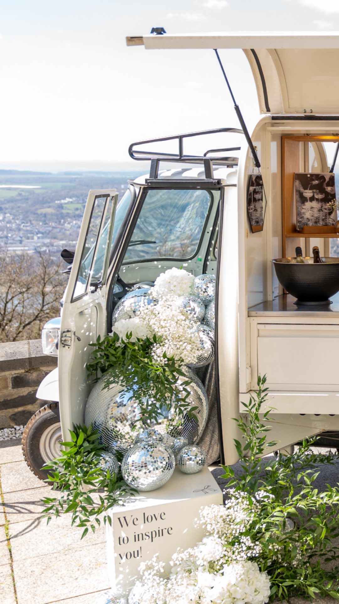 Einladung im Grand Hotel Steigenberger
Wir waren mit ausgewählten exklusiven Planern und Dienstleistern im @steigenberger_petersberg eingeladen und durften bei guter Live Musik, aufgestellten dekorativen Tischen, leckerem hauseigenen Catering und schönstem Wetter alles näher kennenlernen und Netzwerken.
Was versteckt sich hinter den Türen eines 5-Sterne Luxus Hotels?
Ich durfte für Euch einen exklusiven Blick reinwerfen und nehme euch in 60 Sekunden von der Lobby zu den Suite mit.
Ready? Los geht’s….
Wenn auch ihr in dieser wunderschönen Location heiraten möchtet, meldet Euch bei uns oder direkt im @steigenberger_petersberg.
Noch einmal vielen Dank für dieses grandiose Event und die Möglichkeit euch alle Kennenzulernen.
Foto: @natascha.reitemeier.fotografie
Wagen + Deko : @maimaldrei
Flowers: @ninas_bukett
#hochzeitsplaner #weddingplanner #steigenberger #weddingplanning #5sterne #weddingvenues