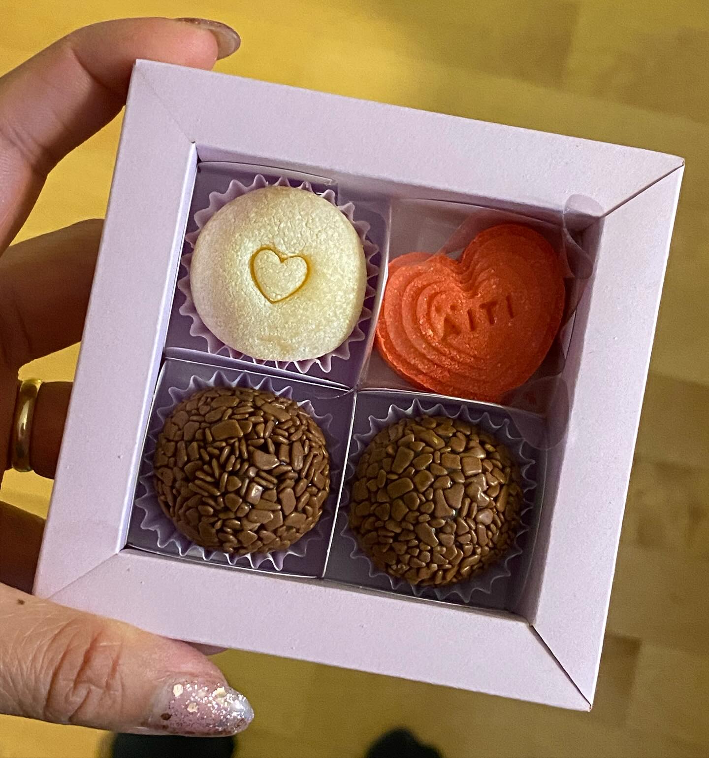 Oi, que saudade! ☺️
Things have been a little quiet here after Easter… I took a short break to rest and recharge – now I’m back and full of energy (and also with sweet news to share)!
Mother’s Day is coming (May 11th), and I’ve created something special to celebrate:
– A gift box with 4 themed brigadeiros
– A ruby chocolate heart filled with brigadeiro
The perfect way to show love to your mom—or any special person you want to treat!
Limited availability – pre-order now!
DM to order or click the link in bio.
.
.
.
.
.
#mothersday2025 #mothersdaygift #ilogourmet #rakastanbrigadeiroa #brigadeiro #chocolategift #rubychocolate #smallbusinesslove