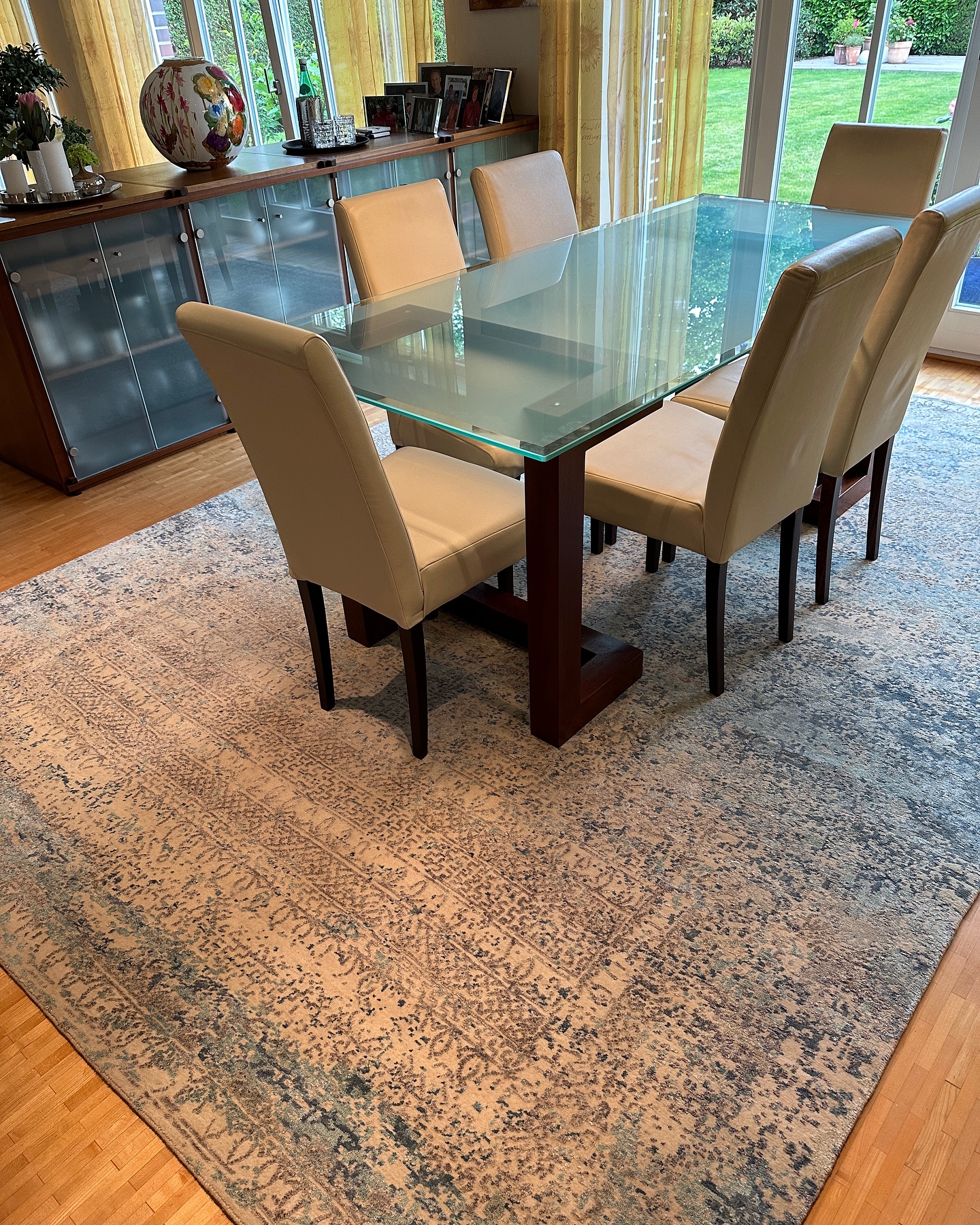 Eleganz trifft auf modernes Wohnen!
Dieser edle Teppich in zarten Blau- und Cremetönen verleiht dem Raum eine ruhige, hochwertige Atmosphäre – perfekt kombiniert mit dem Glastisch, den hellen Stühlen und dem warmen Holzboden.
Ob klassisches oder modernes Interieur – der Teppich fügt sich nahtlos in jedes Wohnkonzept ein und bringt gleichzeitig Struktur und Stil in den Raum. Besonders in diesem Projekt beweist er: Weniger ist mehr – und trotzdem beeindruckend!
#InteriorDesign#HomeDecor#InteriorInspo#HomeInspiration#Wohnideen#Einrichtungsideen#HomeStyle#Interiors#InteriorStyling #DecorInspo
#teppich #wohnkonfetti