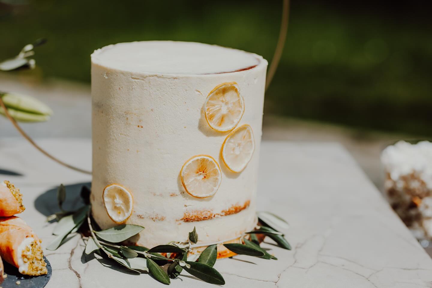 La Dolce Vita in ihrer schlichtesten Form.
Für diese elegante italienische Hochzeit durfte eine Torte nicht fehlen – zart gefüllt mit frischer Maracuja-Zitronencreme auf fluffigen Vanilleböden.
20 cm pures Glück – minimalistisch, edel, unvergesslich.
Wenn auch du noch einer Torte für dein Event suchst, melde dich gerne per DM🥰
Planung: Jenny / @niaweddingstuttgart @vonweidmann_weddings
Fotograf: Wiki / @wikiswelt.fotografie
Melanie / @ateliergluecksmomentfotografie
Tuba / @tubaoezodogan_photography
Videograf: Julian / @hochzeitsvideograf.julian
Hair&Make-up: Elena / @elena.makeuphair
Elina / @elina.hairandmakeup
Brautkleid: Lisa / Goldbraut
Abendmode: Theresa / @brautboutiquetheresa
Deko, Floristik & Papeterie: Ines / @mabuatelier
Miri / @tag_traeume
Traurednerin: Susi / @sag.ja.traureden
Mobile Kaffebar: Larissa / @coffeeandmore_4you
Torte: Kerstin / @k.leckerein
Weddingphone: Felix / @weddingphone.de
DJ: Till / @hudu
Models: Duygu & Sedar / @thezengings
Brautjungfer:
Laura / @_laura.mnt
Jara / @jaraaa.24