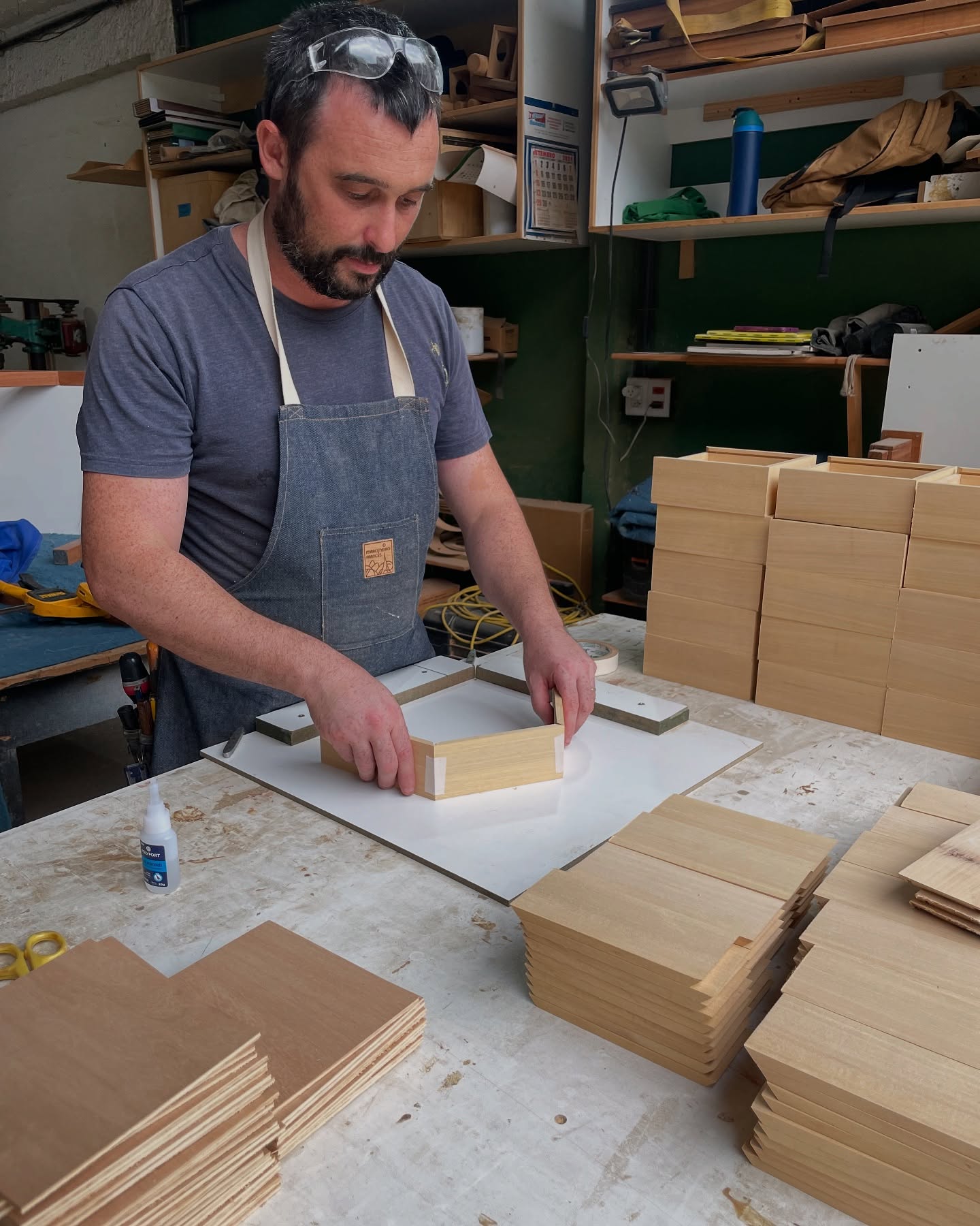 Caixas sob medida para loja de couro 📦🪵
Recebi o pedido de uma loja de couro que buscava um “packaging artesanal”, reutilizável e feito sob medida para apresentar seus produtos com elegância.
A madeira escolhida foi o Tauari, por sua resistência e aspecto refinado. Para atender ao padrão exigente do cliente, desenvolvemos protótipos, ajustamos o design e refinamos os detalhes até chegar à versão final.
O aspecto econômico também foi essencial nesse projeto. Apresentei soluções de encaixe e produção que tornaram viável a fabricação sem perder qualidade ou estética.
Mais uma entrega com sucesso: caixas funcionais, bonitas e alinhadas com a proposta da marca!