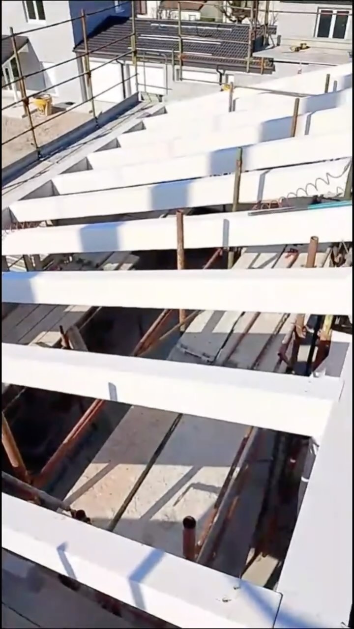 <Tetto in legno>
•
Una semplice copertura a due falde realizzata in legno di abete lamellare, con baionetta di sporto per contenere il pacchetto isolante.
•
•
•
Puoi trovare tutte le informazioni sui nostri servizi di progettazione e produzione strutture in legno visitando il sito Internet www.sandrinilegnami.com