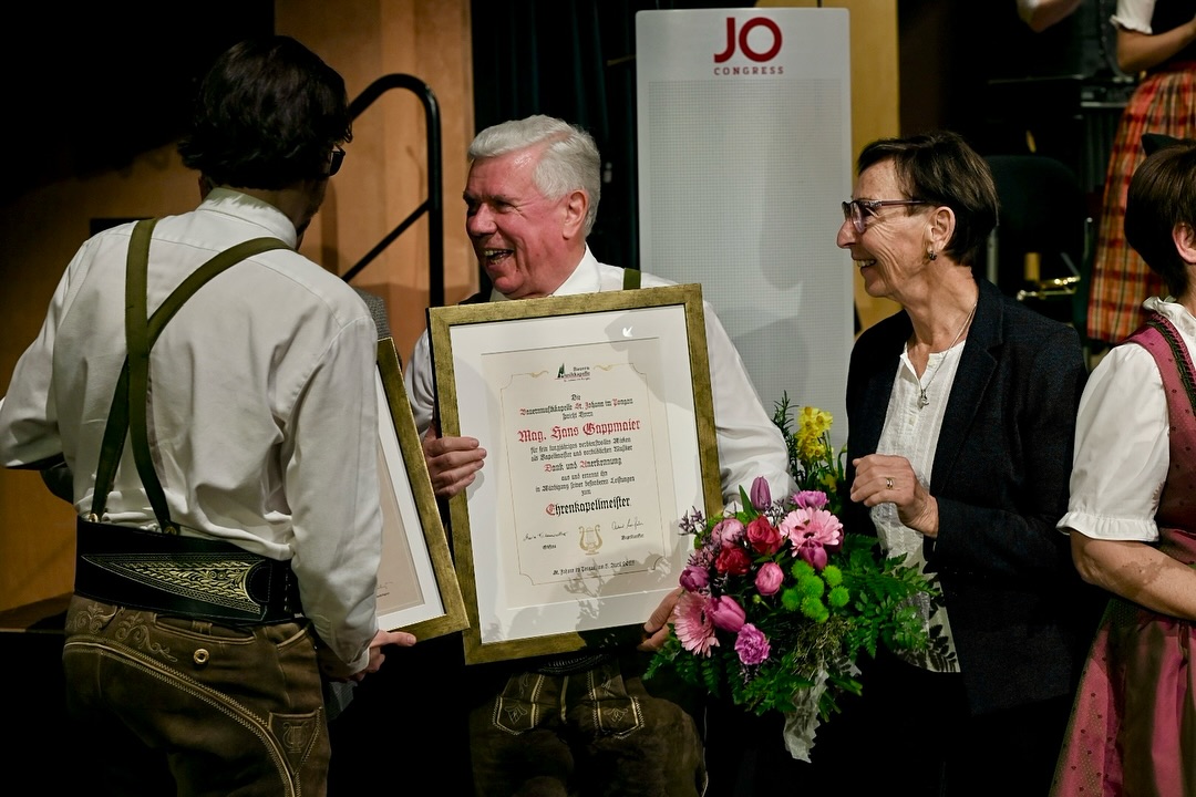 April so far 🎶 Wenn wir an den April denken, klingt’s gleich wieder in unseren Köpfen: Armenian Dances, Maske in Blau, Primus Inter Pares. 🥰 Unser Frühlingskonzert war ein musikalisches Highlight – aber auch ein ganz besonderes Konzert in unserer Geschichte. Denn wir verabschiedeten zwei Persönlichkeiten, die die Bauernmusik jahrzehntelang prägten: Hans Gappmaier & Hans Höller.
Mit großer Dankbarkeit, Respekt und einem "Pfiat enk" ehrten wir sie beim Konzert. Beide wurden mit dem Verdienstzeichen in Gold ausgezeichnet und tragen nun den Titel: Ehrenkapellmeister & Ehrenstabführer.
Danke, Hans & Hans. 💚 Für alles, was war – und bleibt.