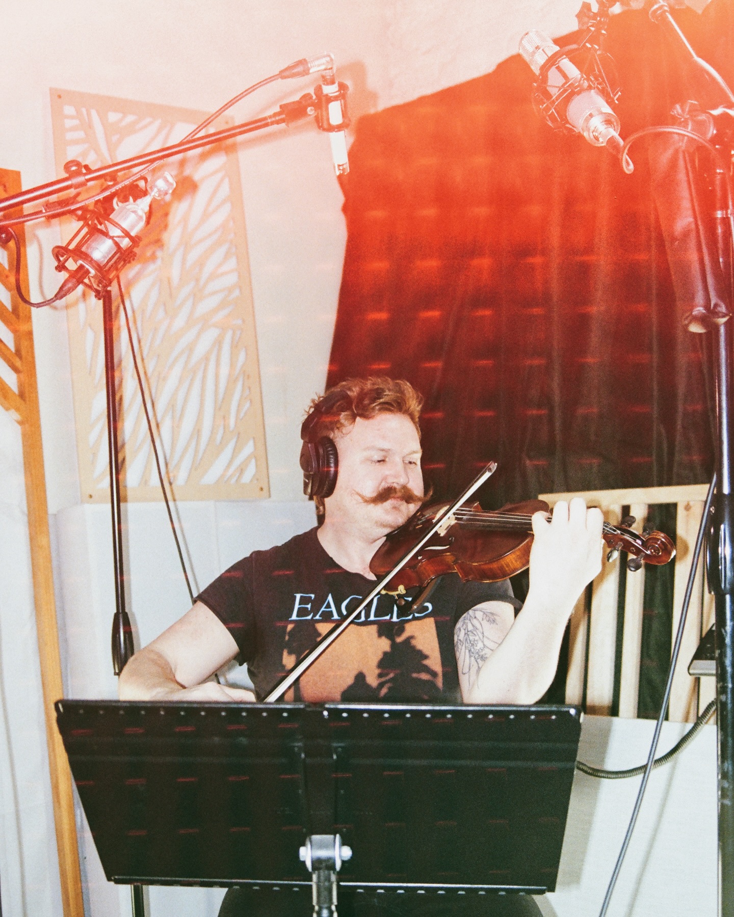 Hey friends! Been a minute! Big thank you to everyone who’s been keeping me busy the last 6 months (you know who you are)! Let’s talk about it ❤️ excited to celebrate the beautiful souls I get to work with every day. Stay tuned for that string recording series I’ve been talking about for ever 🎻 love y’all! | 📸: @hailes.wav #strings #recording #violin #viola #nymusicians