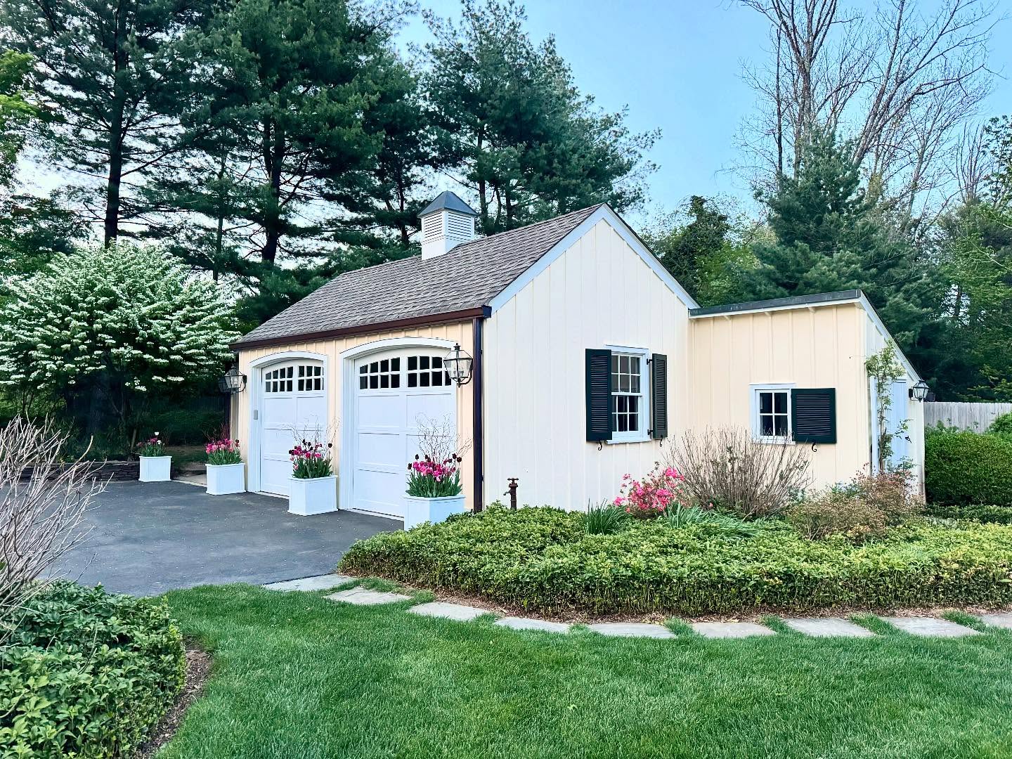 The garage in spring.
-Cape Cottage Garden, Zone 7a, New Jersey, USA.
#Finegardening,#perennialgardens #countrygardens #gardengatemagazine #thecottagejournal #unbelievablegardens #homeandgarden #thehappygardeninglife #gardendesign #romanticgardendreams #countrygarden #gardenplanning #gardengreatorsmall #betterhomesandgardens #thegardeningspirit #gardenanswer #njgardening #bhggarden#cottagegardens #flowerlovers #gardensofinstagram #tulips