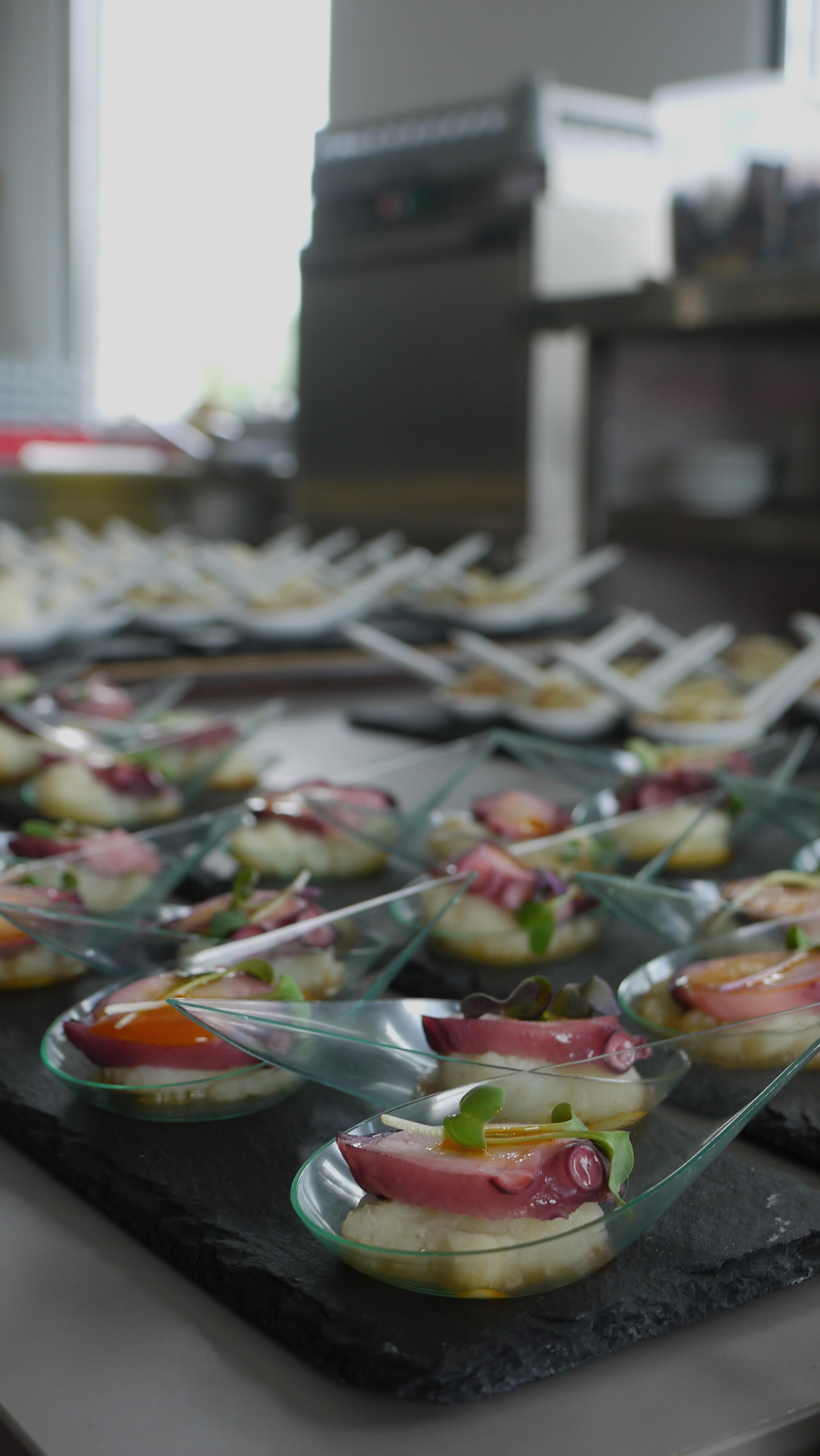 Cada plato cuenta una historia… y todo empieza aquí🍴✨
La cocina es el alma de una experiencia única.
Rodeados de naturaleza y calma, cada ingrediente se cuida con respeto y pasión para crear platos que emocionan.
Aquí, la gastronomía y el entorno se unen para ofrecer mucho más que sabor.
Porque comer bien es vivir una experiencia✨
¿Vienes a probarlo?
📍Ctra. Cambrils, Km. 1.8, 43206 Reus
📞 Reserva tu mesa al 631 983 824