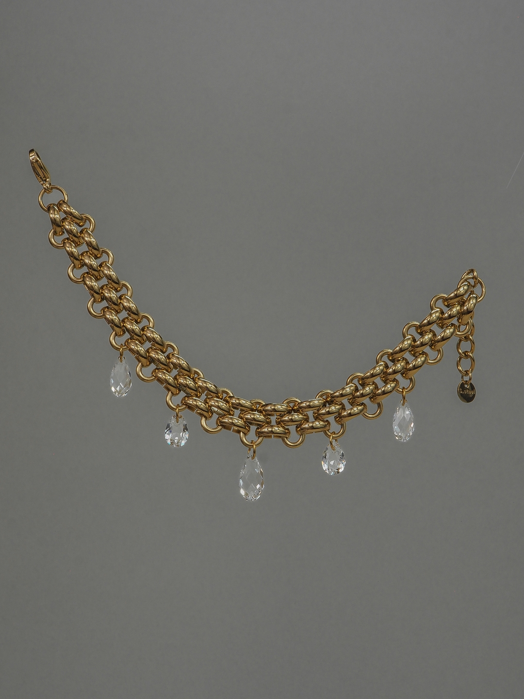 Big, bold and beautiful? ✨ I mange år har jeg primært laget tynne, enkle armbånd. Så da jeg bestemte meg for å gjøre en rebrand, utvidet jeg kolleksjonen med noen større pieces 🧡
Krystallene er av den beste kvaliteten og reflekterer lyset på en helt magisk måte ✨ Dette er armbåndet for deg som liker at smykkene syntes og liker at det glitrer litt.
#armbånd #bracelet #håndlaget #lagetinorge #handmadejewelry #smykker #norskdesign #krystallarmbånd #norsksmykkdesign