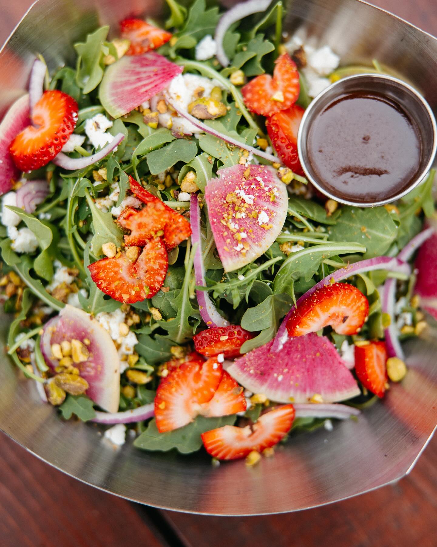 Menu glow-up alert✨
New eats dropping for our kick-off weekend—featuring the Strawberry Arugula Salad, Pimento Cheese Spread, The Parma Sandwich & Marinated Olive Yogurt Dip
📸: @magicarrowphotography
.
.
.
#southberwick #southberwickmaine #beergardenweather #drinklocal #eatlocal #patioszn #dovernh #seacoasteats #somersworthnh #kitterymaine #craftbeer #getoutside #portsmouthnh