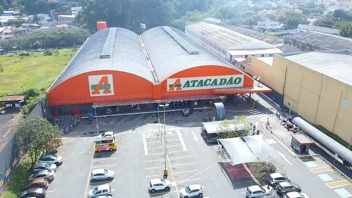 Transformação do mercado Maxxi para Atacadão realizada em 45 dias de obra, localizado na Rua do Tesouro, Nº 680/692, Parque Santos Dumont – CEP: 06.754-190 – Taboão da Serra/RS com área total de 14.966,81 M². Na transformação foi realizada a criação de novos ambientes conforme novo layout proposto através de demolição e construção, troca de revestimentos, pintura interna e externa. As instalações prediais foram adequadas para atender a novo uso da edificação.
Essa transformação ocorreu em um prazo menor de obras, pois os serviços foram reduzidos se comparados com uma transformação padrão. Foi realizado um retrofit com o objetivo de trazer as principais características para o novo uso.
#construction #construtora #construção #engenharia #engenhariacivilbr #arquitetura #canteirodeobras #obra #empreendimento #concreto #estruturametálicas #retrofit #reforma #transformação