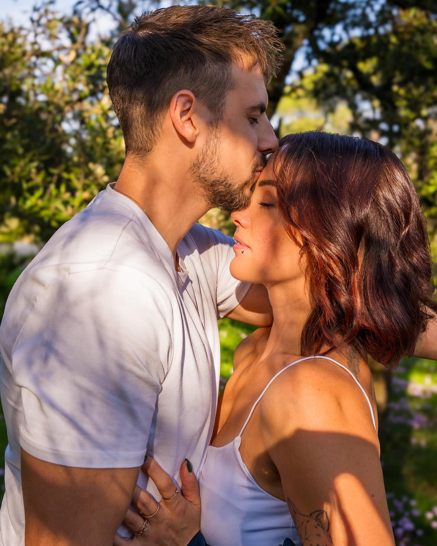 🌾 Deux cœurs, un souffle, au milieu de la nature.
Quand l’amour s’invite en plein air, tout devient plus simple, plus vrai.
Le vent dans les cheveux, des rires spontanés, des regards qui en disent long…
Chaque photo devient un instant de liberté, de connexion pure.
Merci à ces couples qui osent être eux-mêmes devant mon objectif,
qui s’aiment fort, tendrement, sans filtre — juste authentique.
C’est dans ces moments-là que je me dis : oui, l’amour se photographie. Et il est magnifique.
#photographecouple #shootingextérieur #amourauthentique #photographevaucluse #séancephotoenpleinair #photographie #shoottime #vauclusehouse