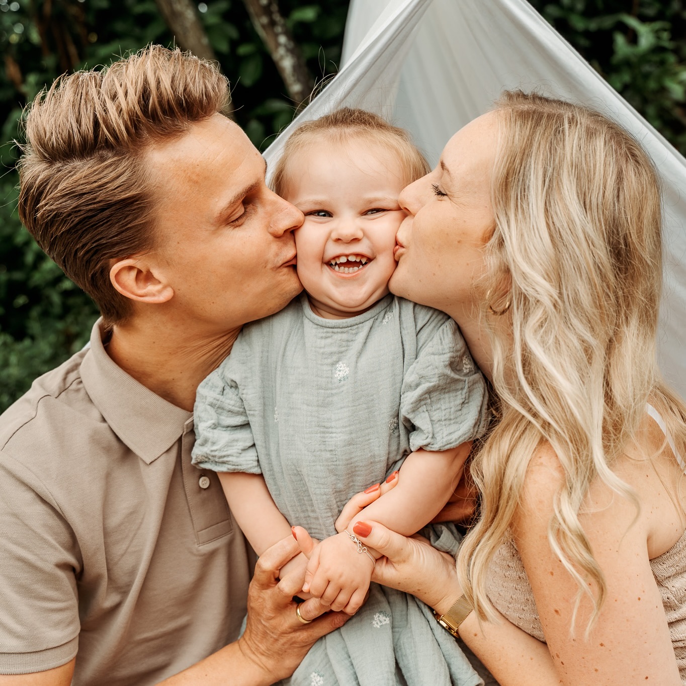 WINACTIE โ omdat moeders het waard zijn
Volgende week is het Moederdagโฆ en dat is reden voor een klein feestje hier!
Want wat is er nou mooier dan een tastbare herinnering aan de liefde tussen een mama (of oma) en haar kindjes?
Daarom geef ik op Moederdag รฉรฉn tijdslot van mijn Moederdag Fotokriebels weg โ een liefdevolle mini-shoot vol knuffels, grapjes en รฉchte momenten.
Wil jij zoโn waardevolle herinnering cadeau doen?
๐ธLike deze foto
๐ธTag een mama of oma die jij deze mooie beelden gunt
๐ธVolg mij om kans te maken
๐ธDelen is lief!
Meedoen kan t/m zaterdagavond 10 mei. Zondag maak ik de winnaar bekend!
#winactie #moederdag #moederdagcadeau #moederdagcadeautip #fotograafveenendaal #wijzijnzwanger #mamatobe2025 #gezinsfotograaf #lifestylefotograaf #fotosvanfloor