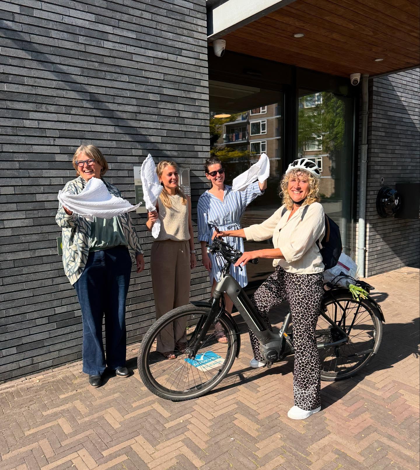 SUSAN MET PENSIOEN !! 💗
Vandaag was het dan echt, de allerlaatste werkdag van onze fijne collega Susan. Een geweldige verloskundige en medeoprichtster van onze praktijk, en dat sinds 1999! We wensen Susan een heerlijk periode toe samen met haar lieve familie. Dat ze mag gaan genieten van deze welverdiende periode. We gaan je missen Susan, bedankt voor alles!!